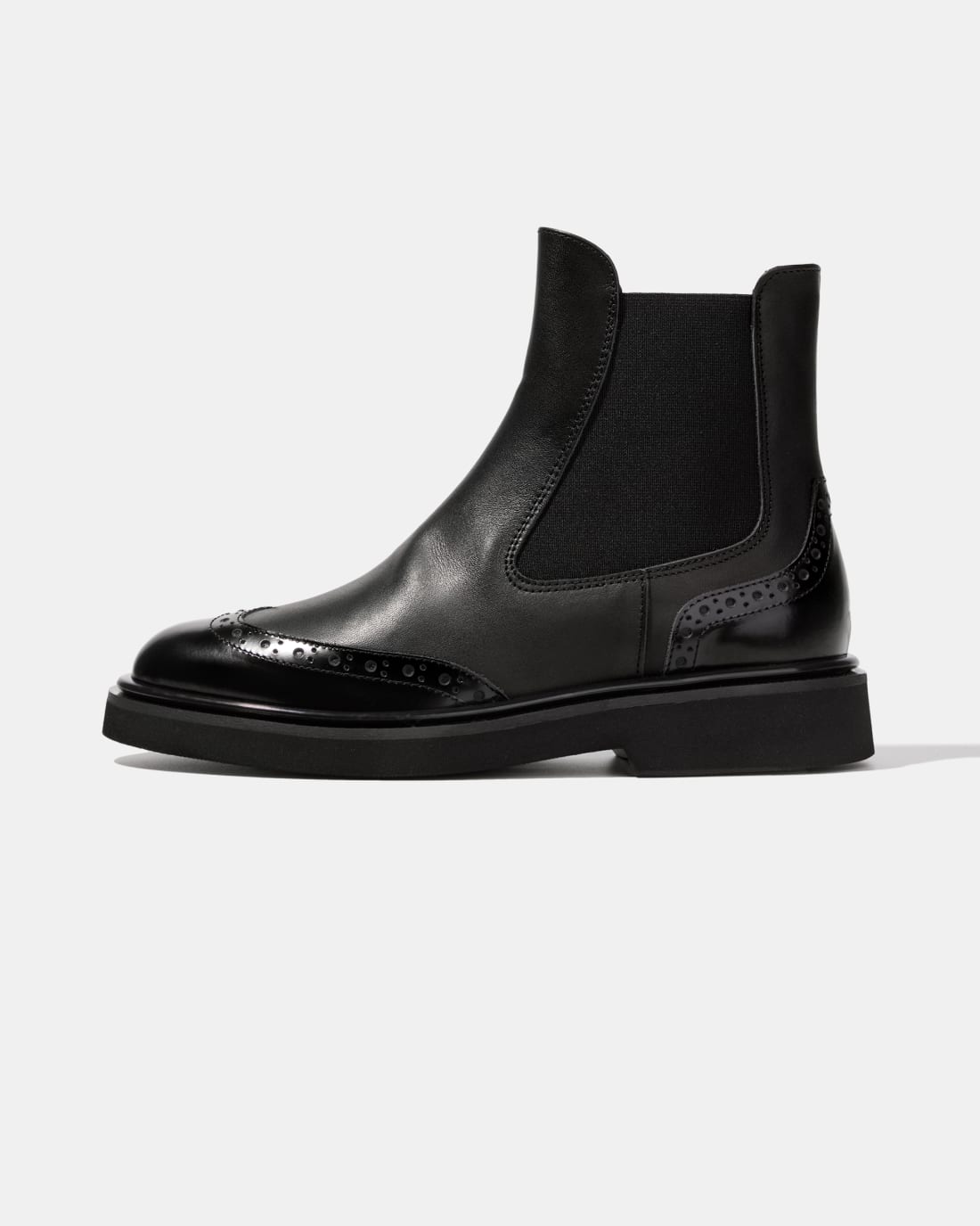 Черные кожаные ботинки челси