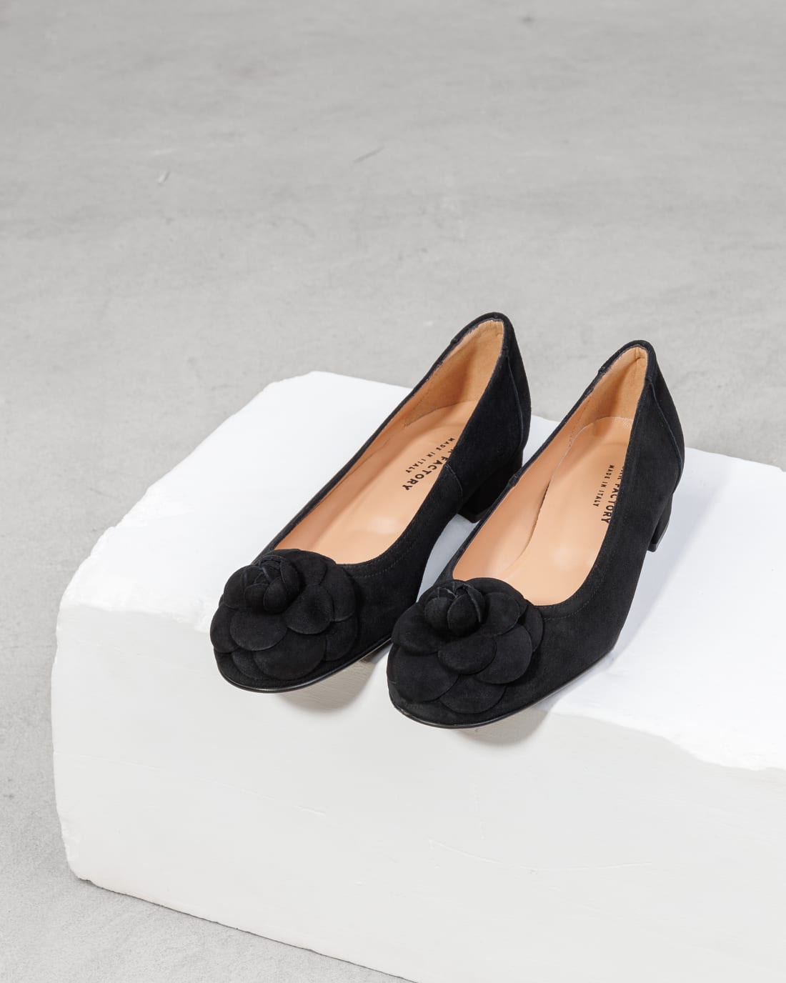 Черные замшевые туфли с декоративным цветком - Image 2 of 11