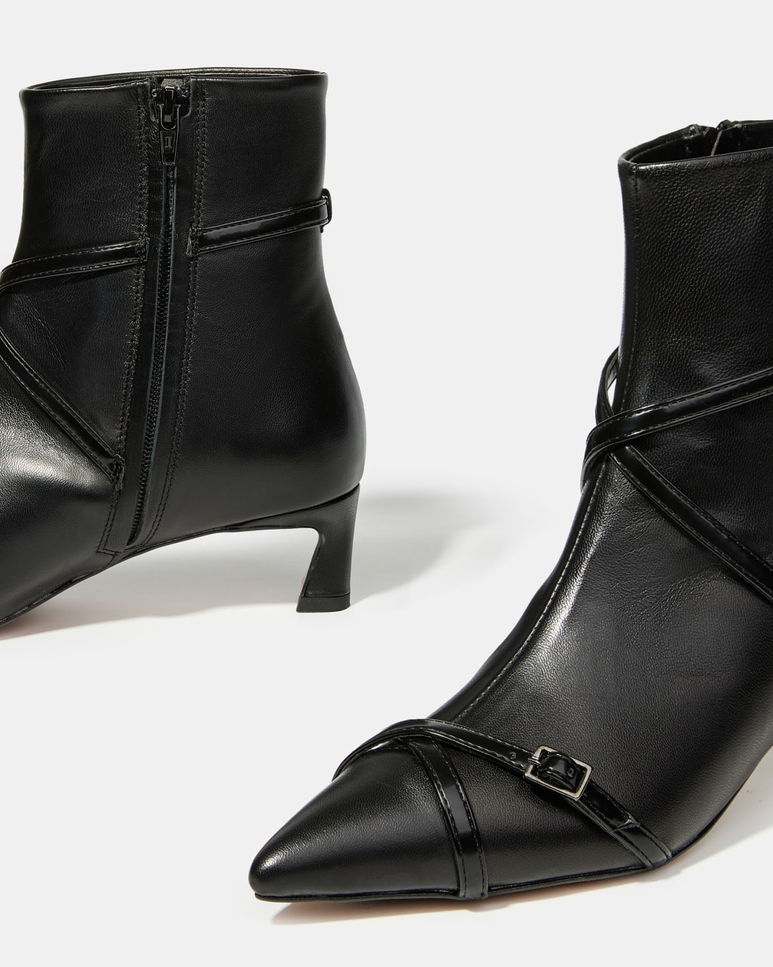 Чёрные кожаные ботильоны