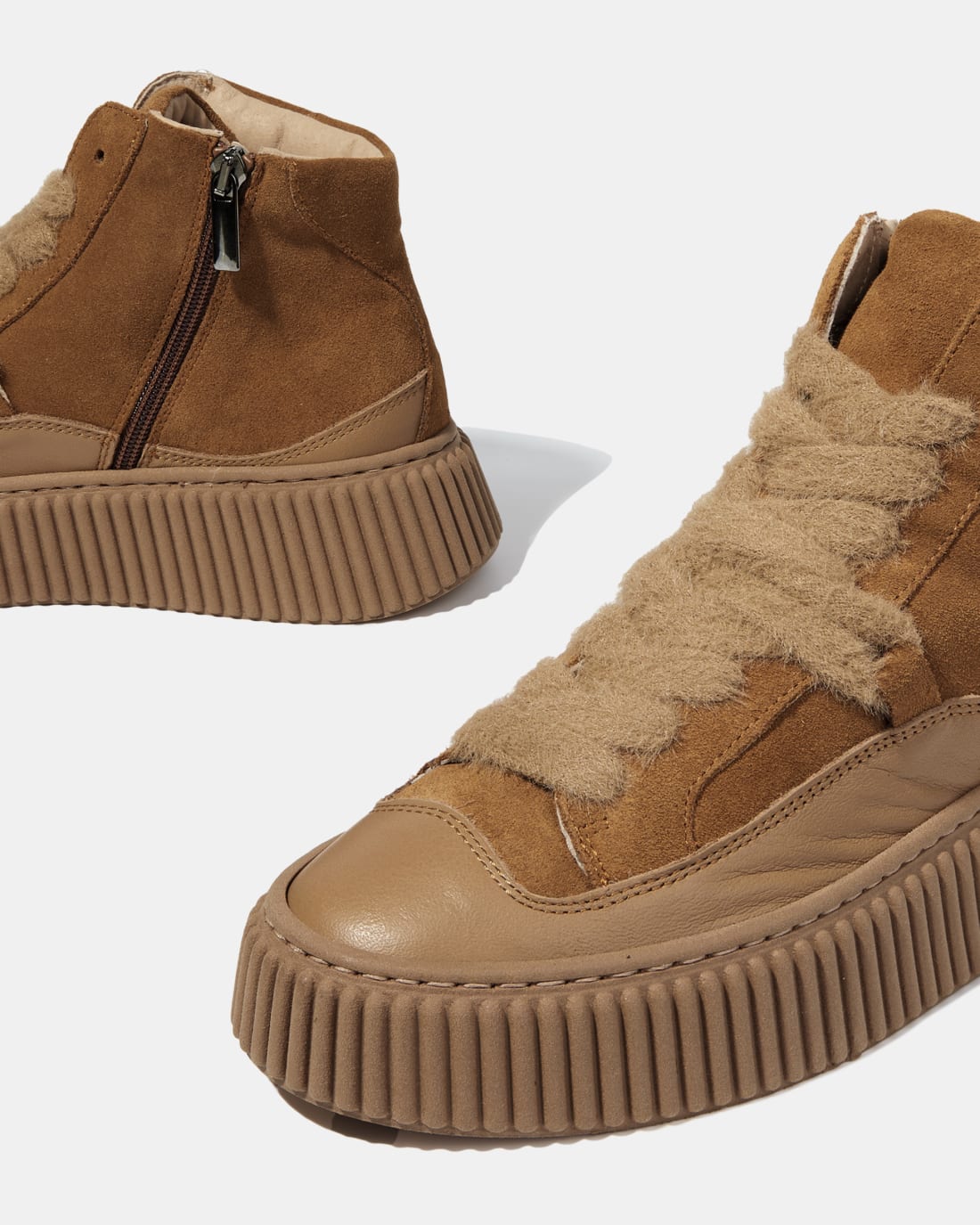 Коричневые замшевые ботинки