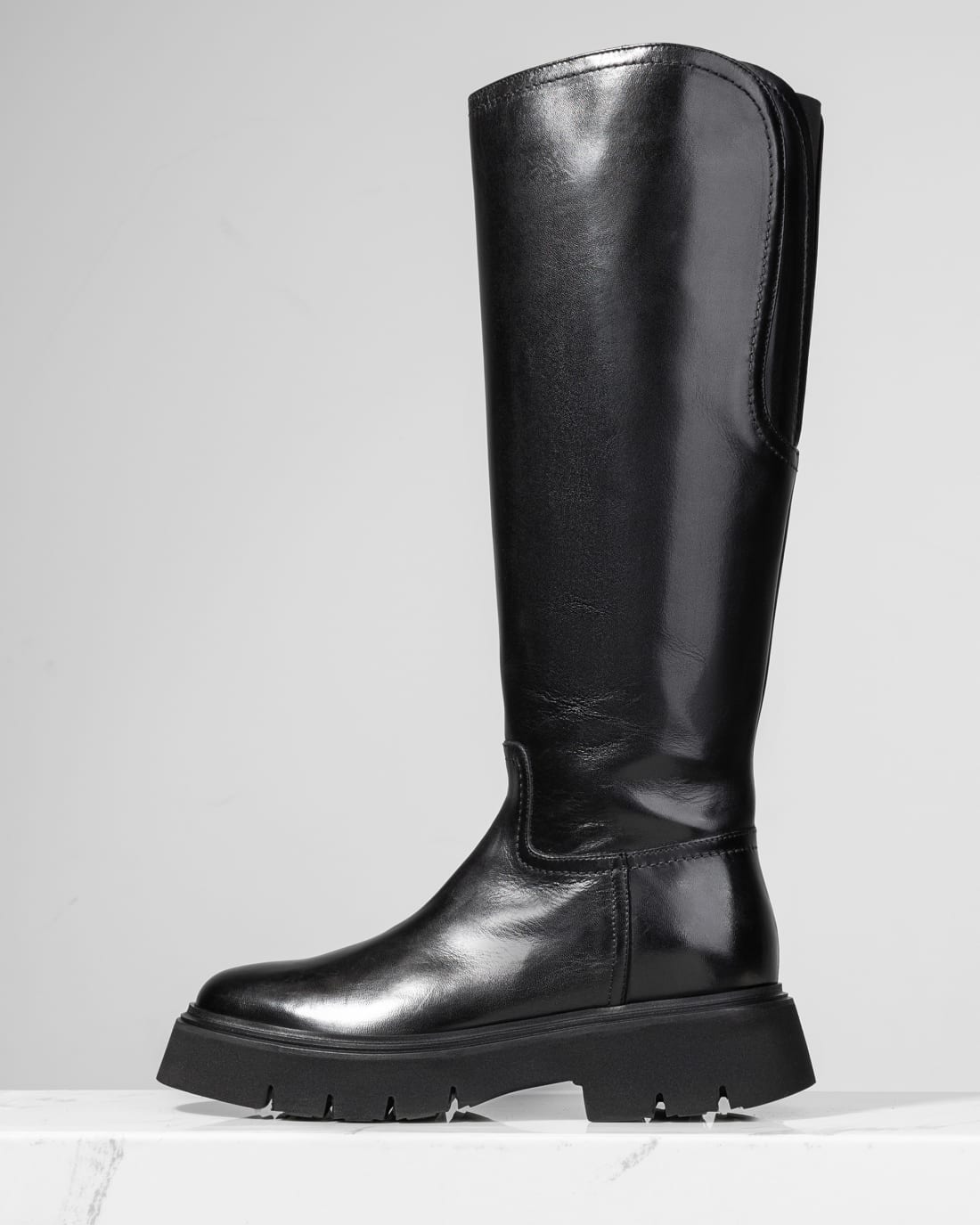 Черные кожаные сапоги классического стиля - Main image