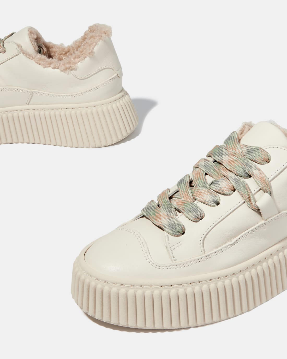 Светлые кожаные кроссовки