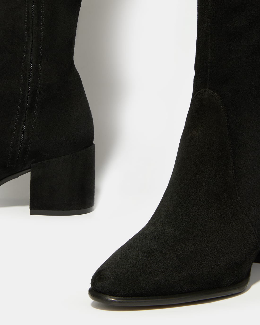Черные замшевые сапоги