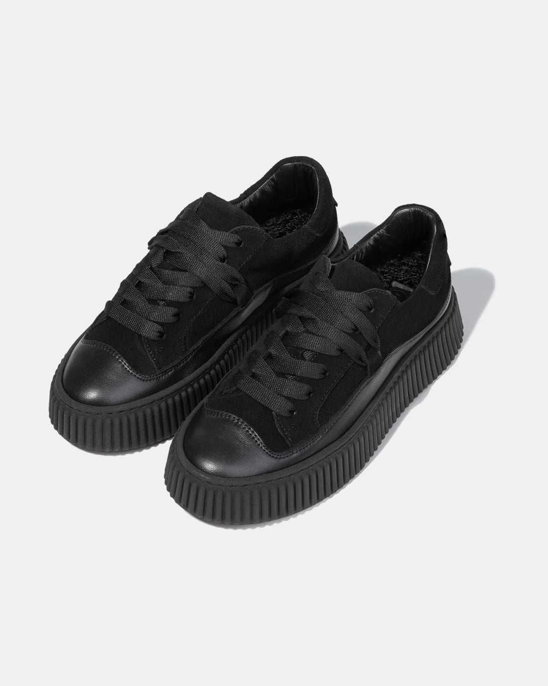 Черные кожаные кроссовки