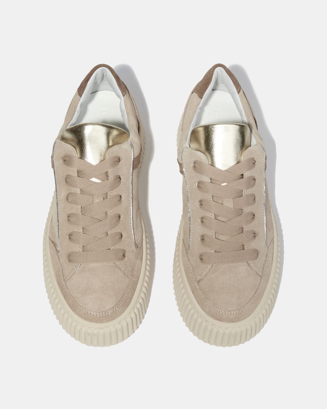 Светло-серые кроссовки из замши