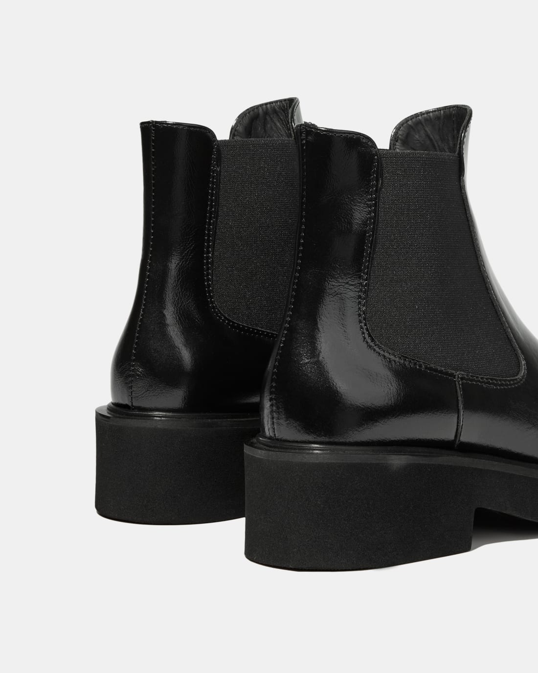 Черные кожаные ботинки челси