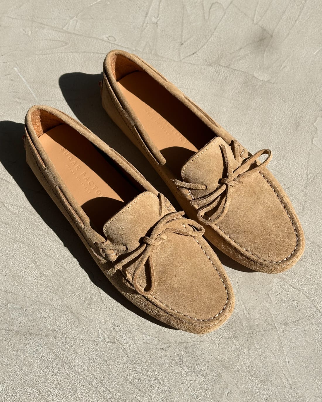 Бежевые замшевые мокасины