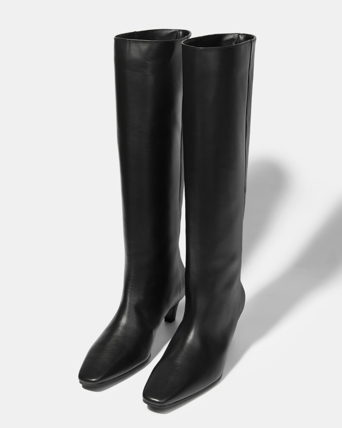 Черные кожаные сапоги