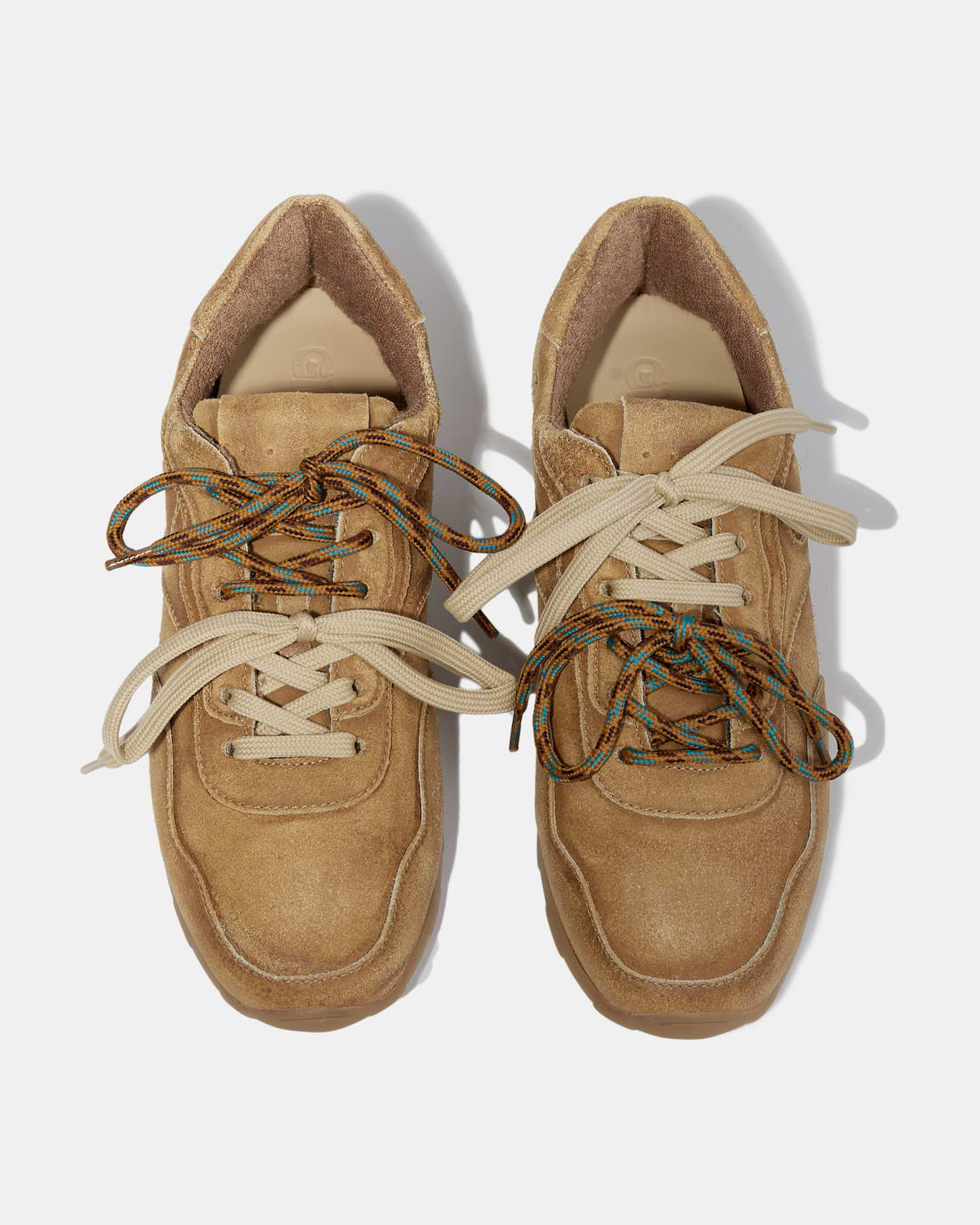 Бежевые кроссовки из замши