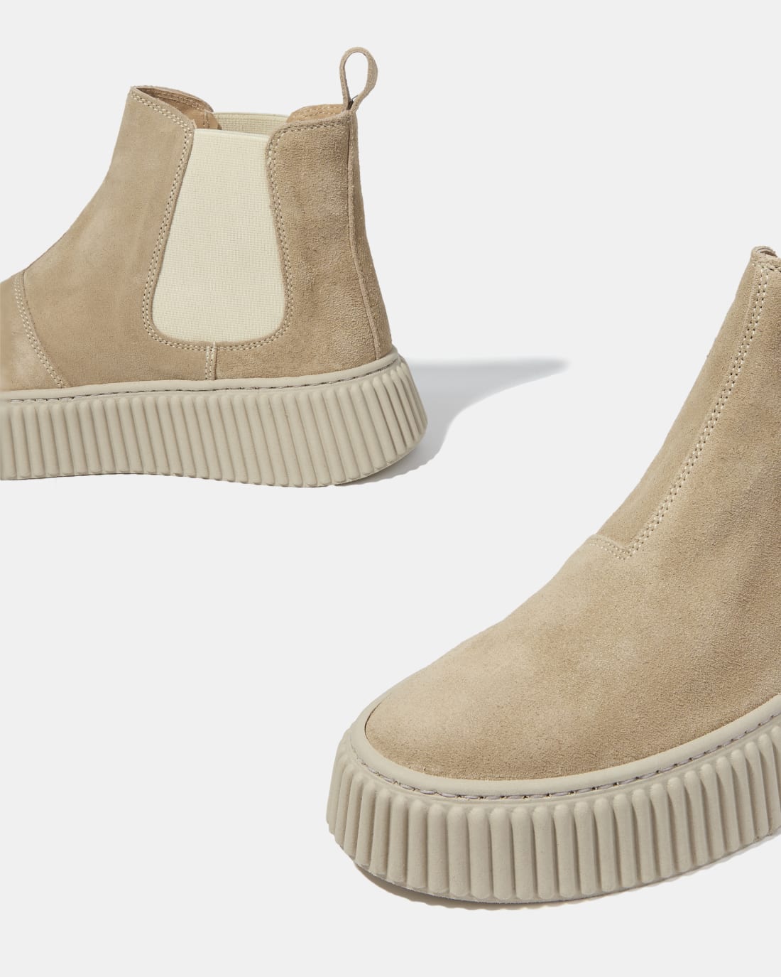 Бежевые замшевые ботинки