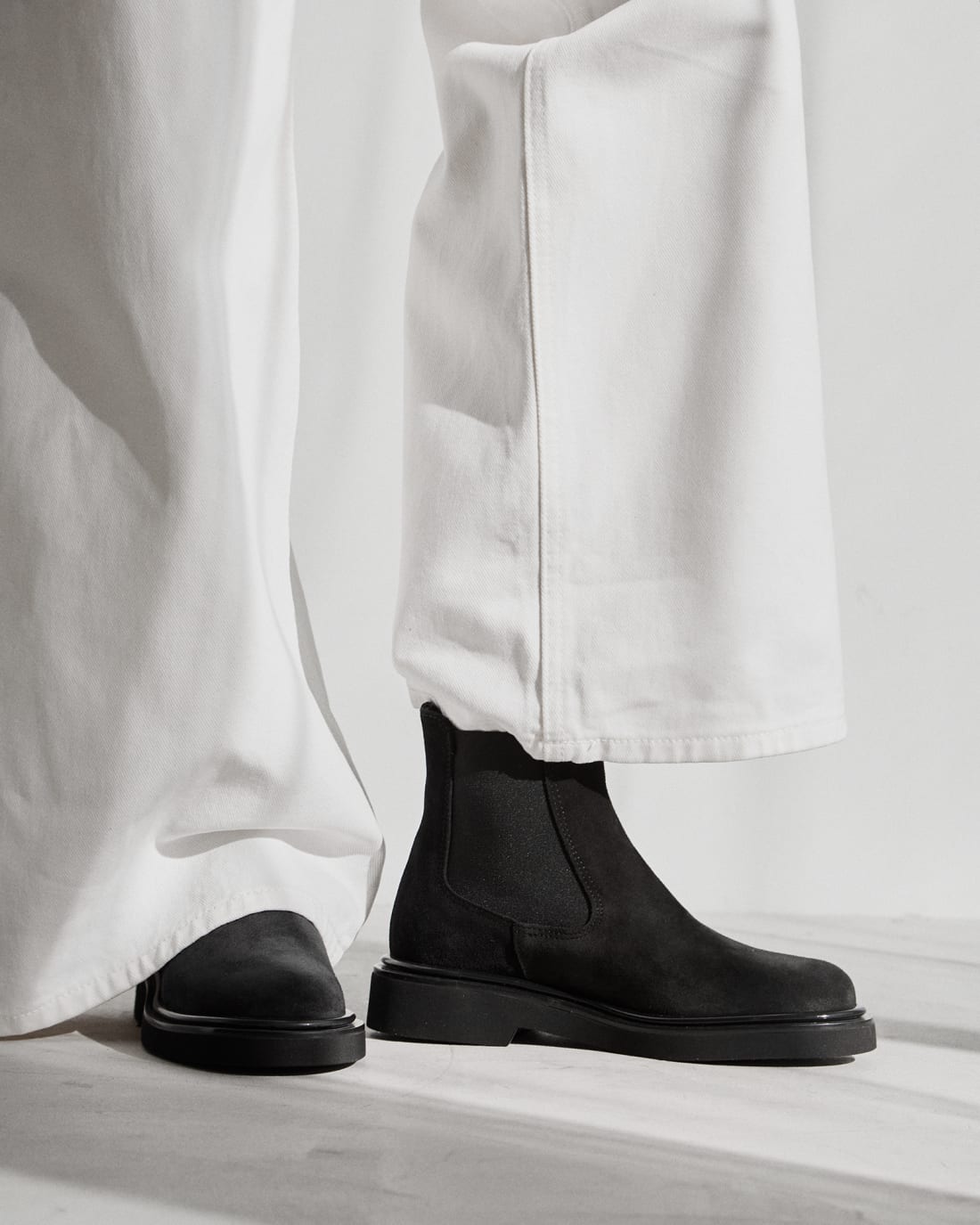 Черные замшевые ботинки