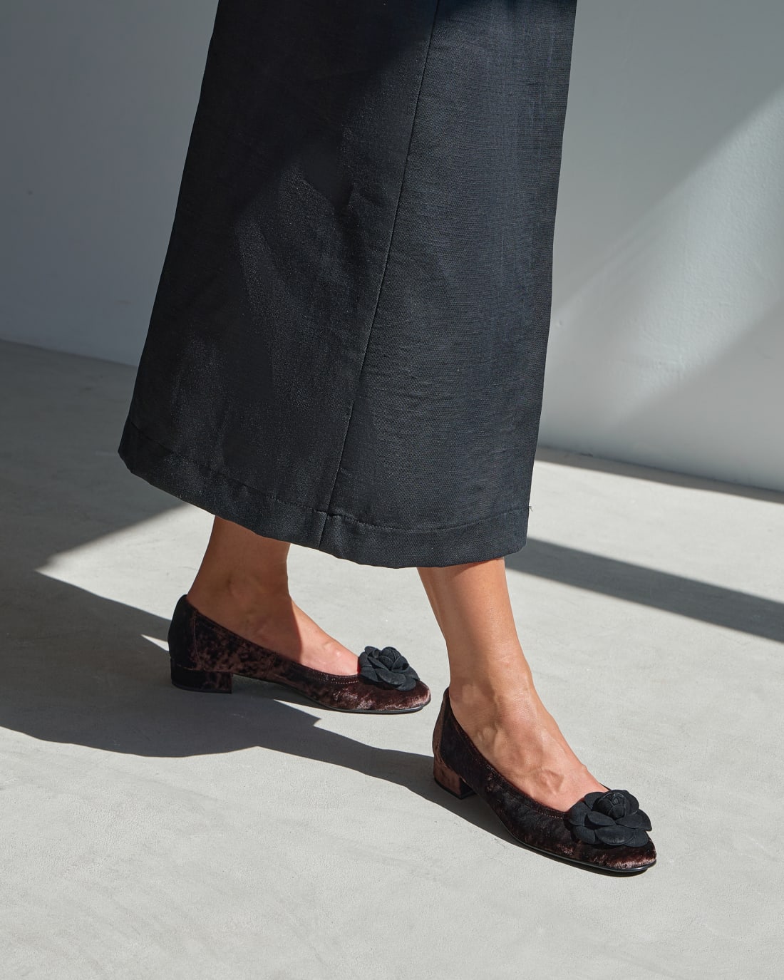 Темно-шоколадные бархатные туфли - Image 5 of 6