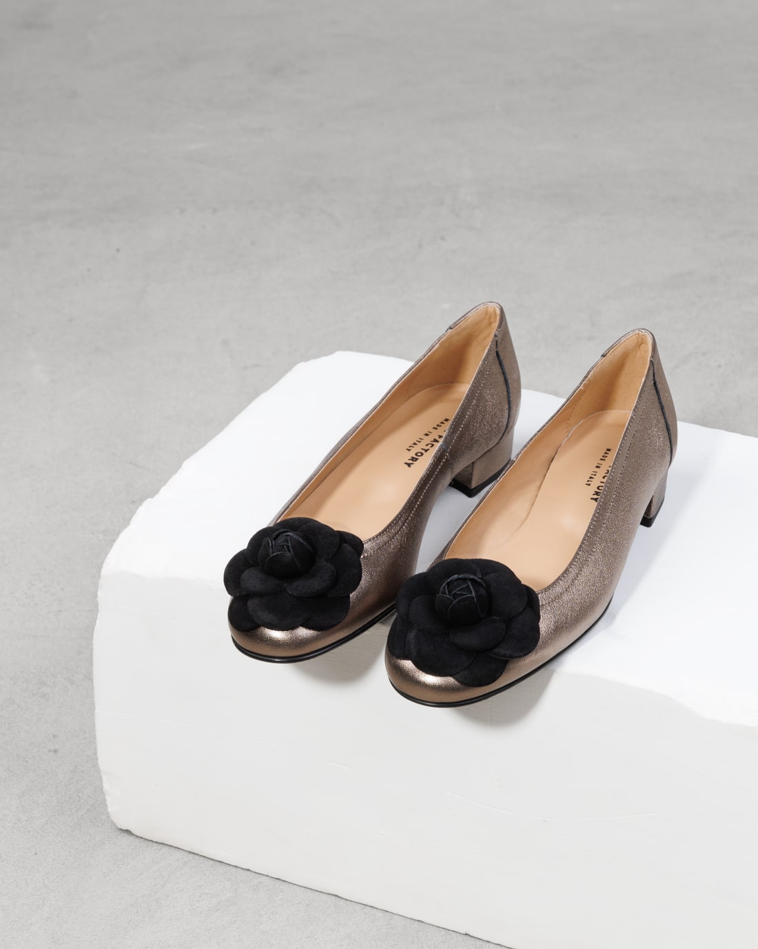 Туфли из натуральной кожи с декоративным цветком - Image 2 of 6