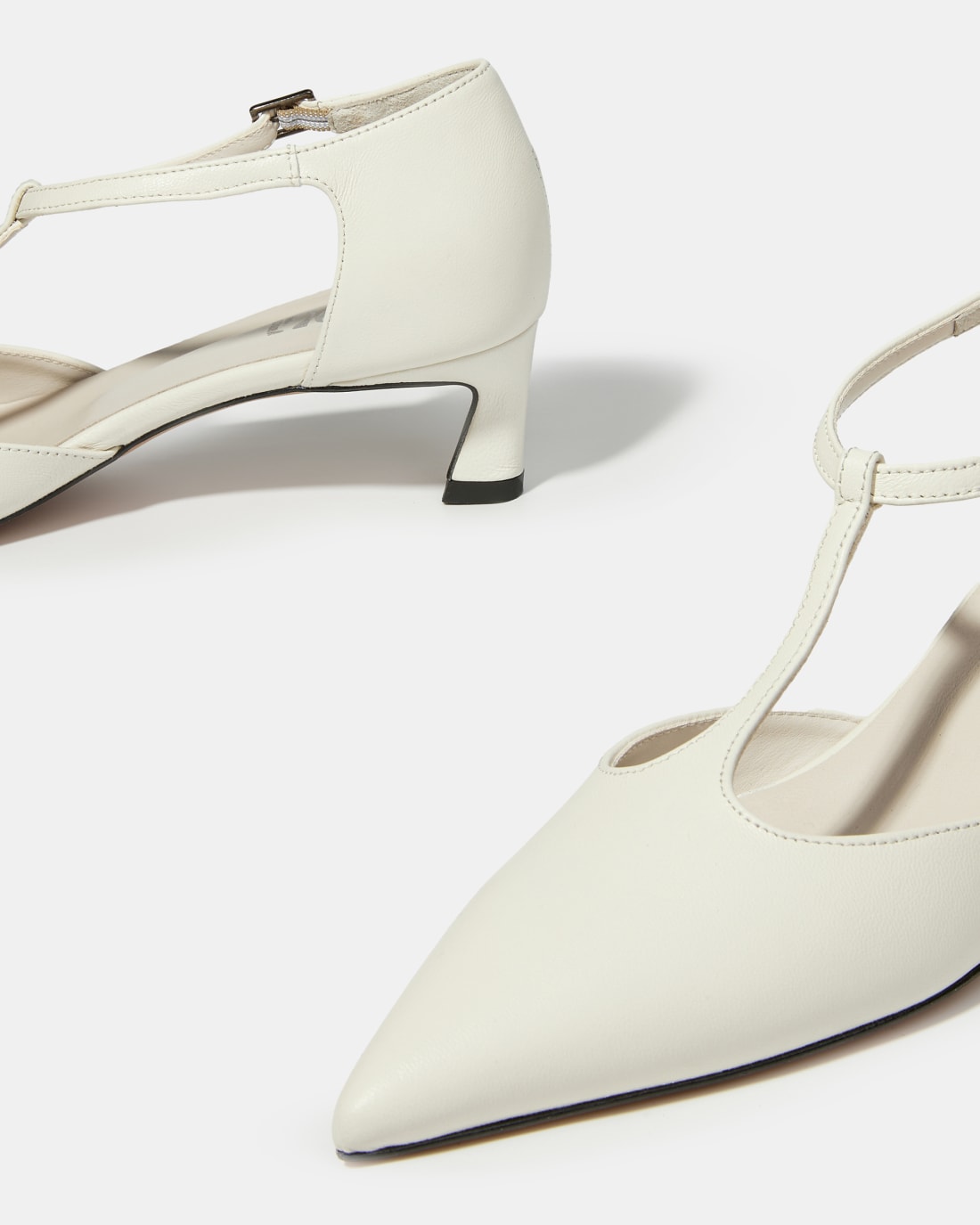 Белые кожаные туфли на каблуке