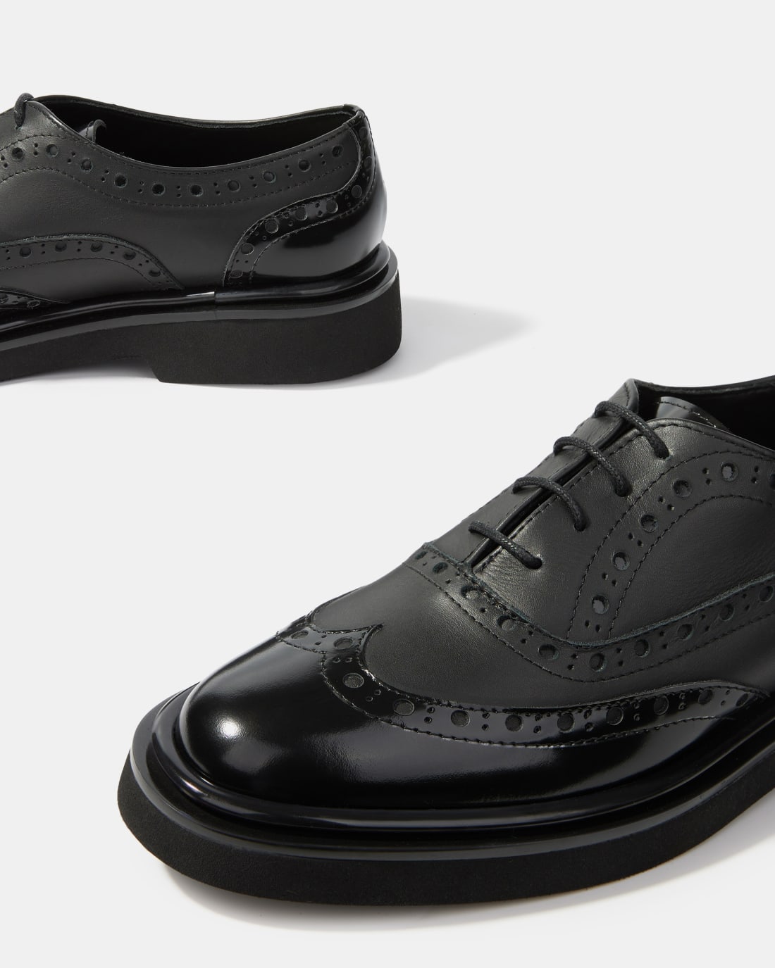 Черные кожаные туфли с перфорацией