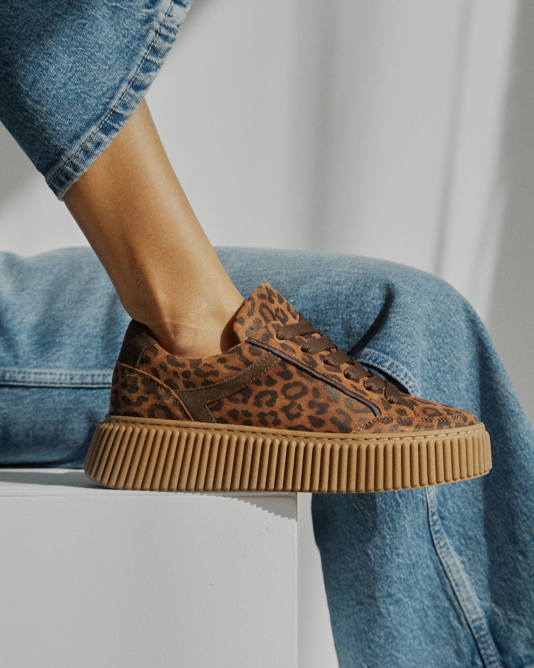 Замшевые кроссовки