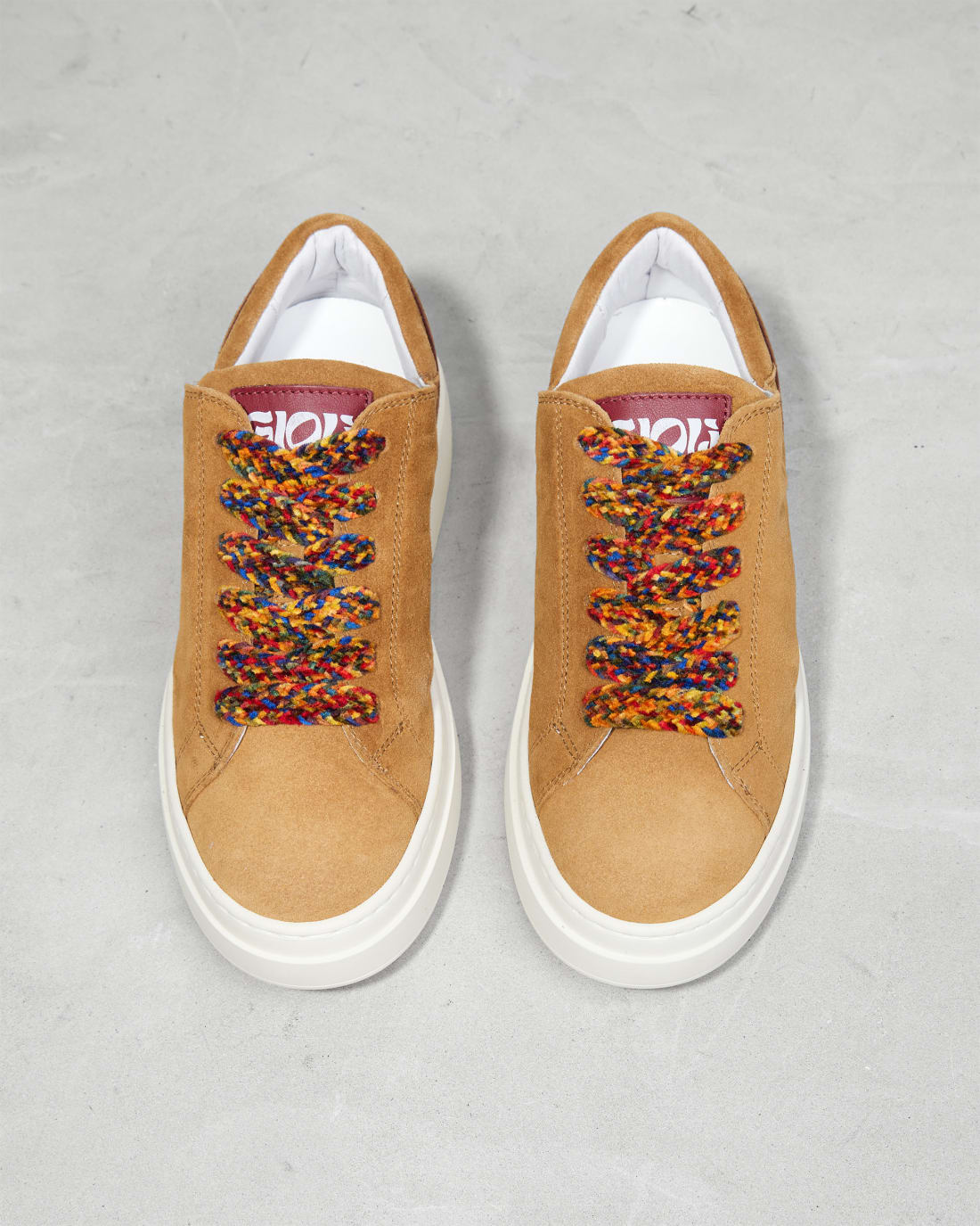 Коричневые замшевые кеды с яркими шнурками - Image 3 of 6