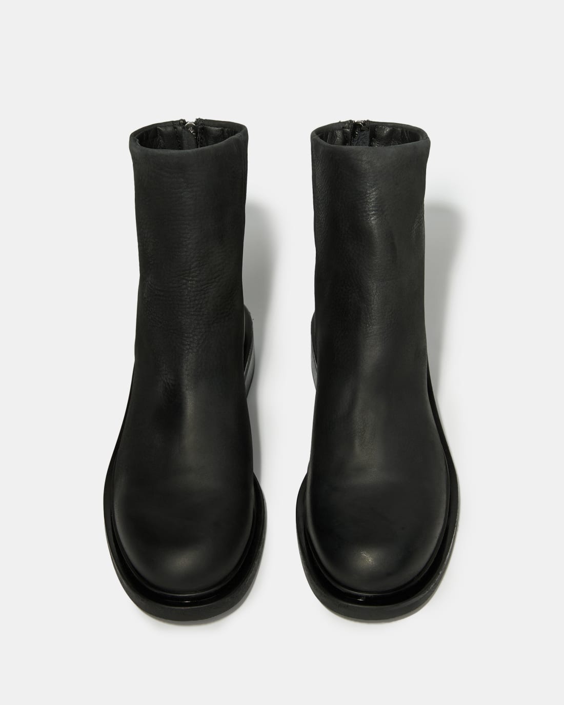 Черные кожаные ботинки