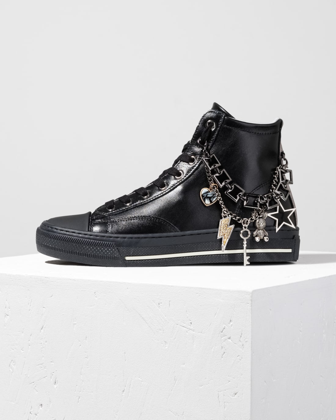 Черные кожаные кеды с аксессуарами - Image 1 of 3