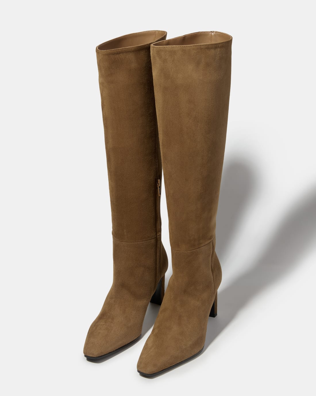 Коричневые замшевые сапоги