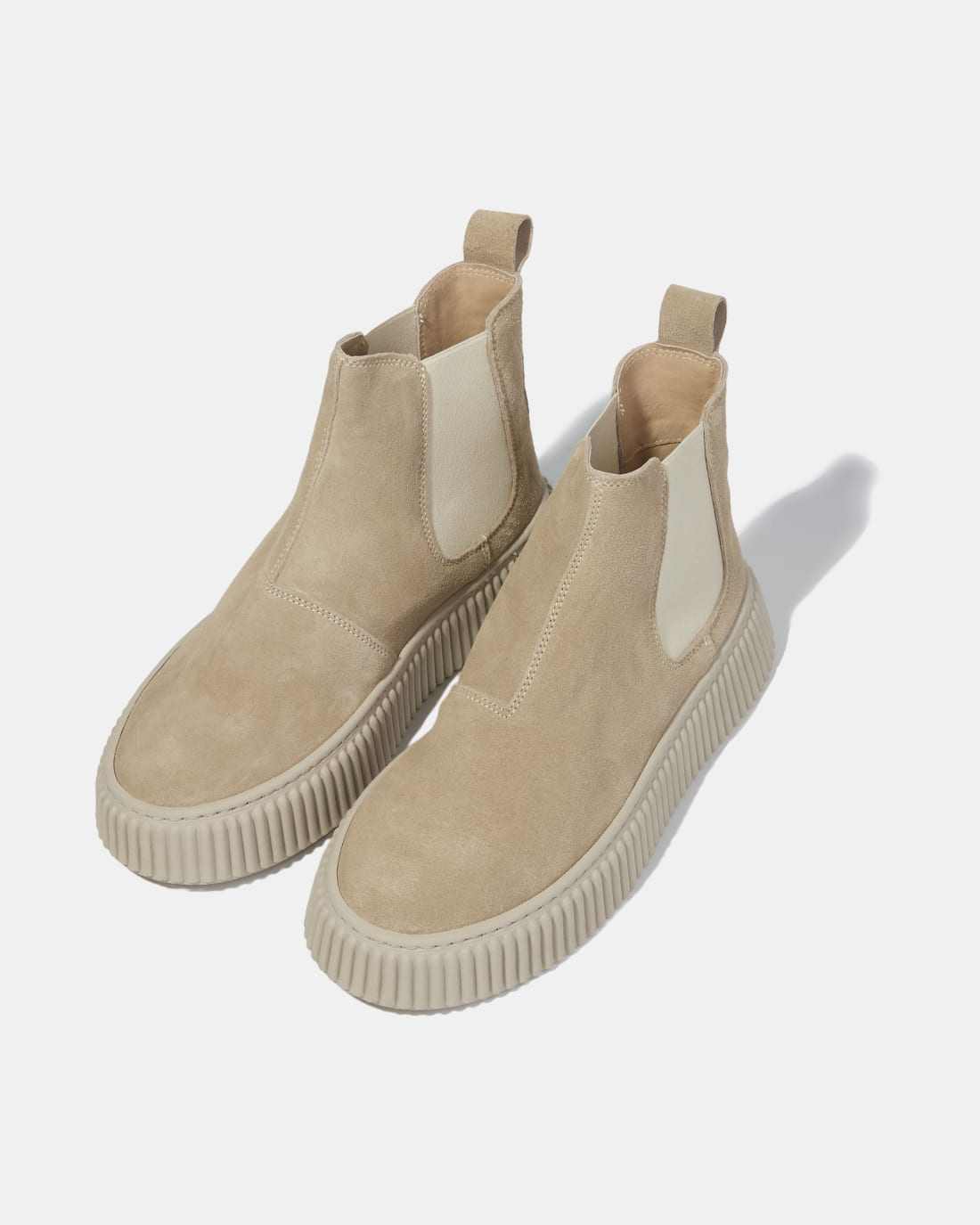 Бежевые замшевые ботинки