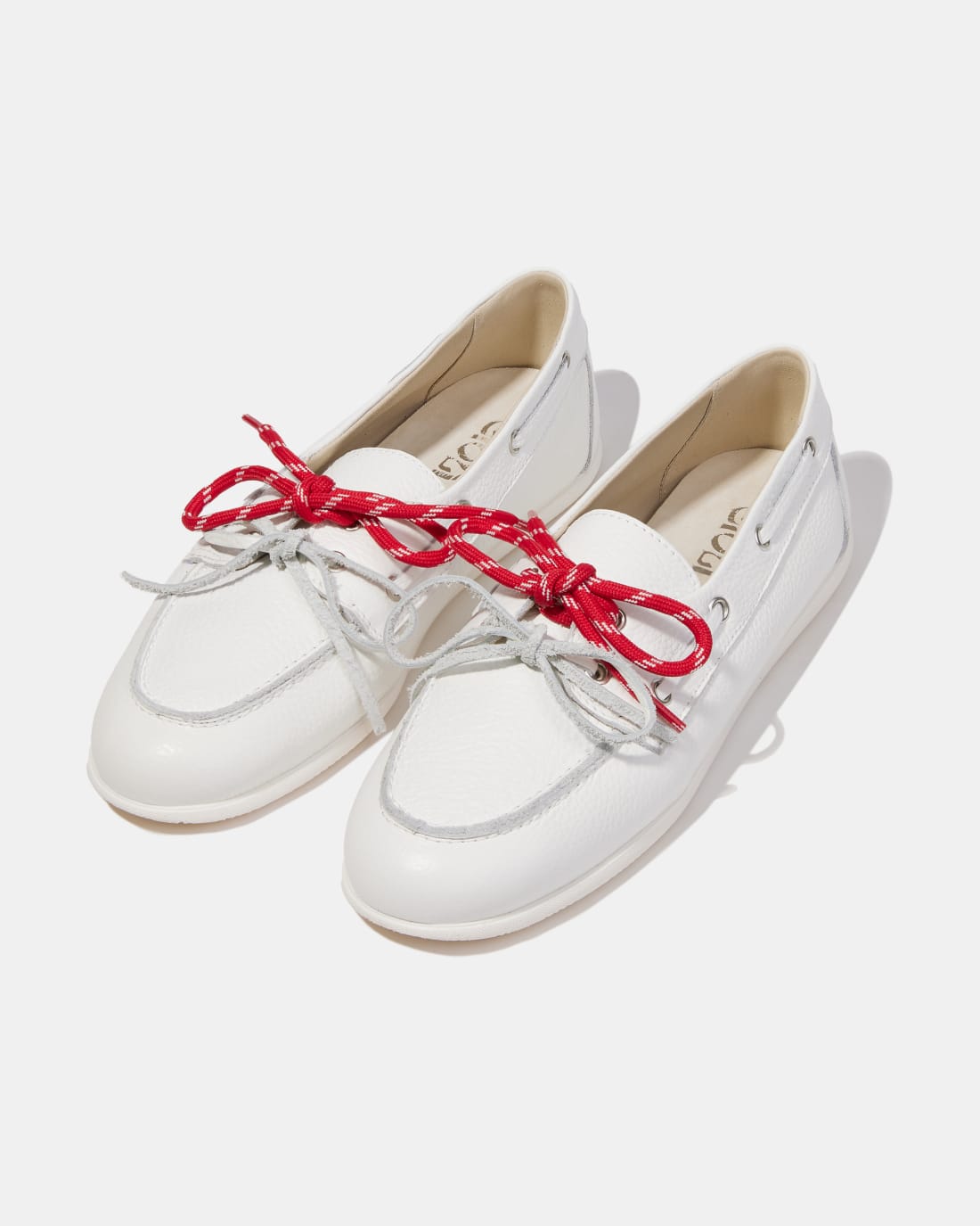 Белые кожаные мокасины со шнурками