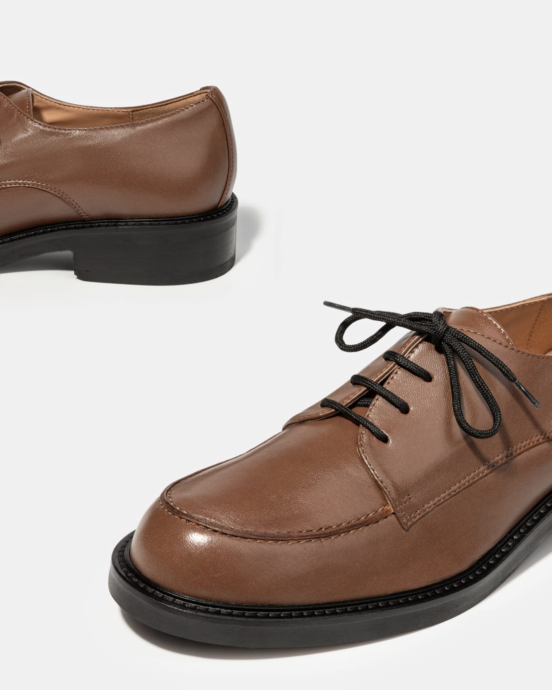 Классические коричневые туфли на шнуровке