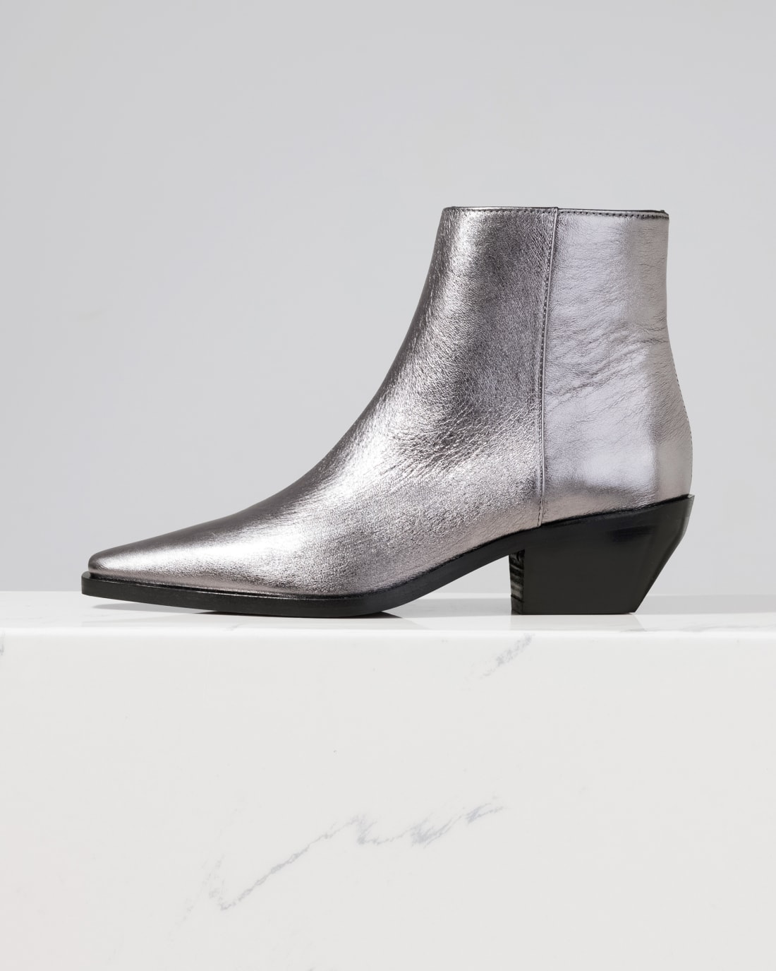 Казаки из натуральной кожи серебристого цвета