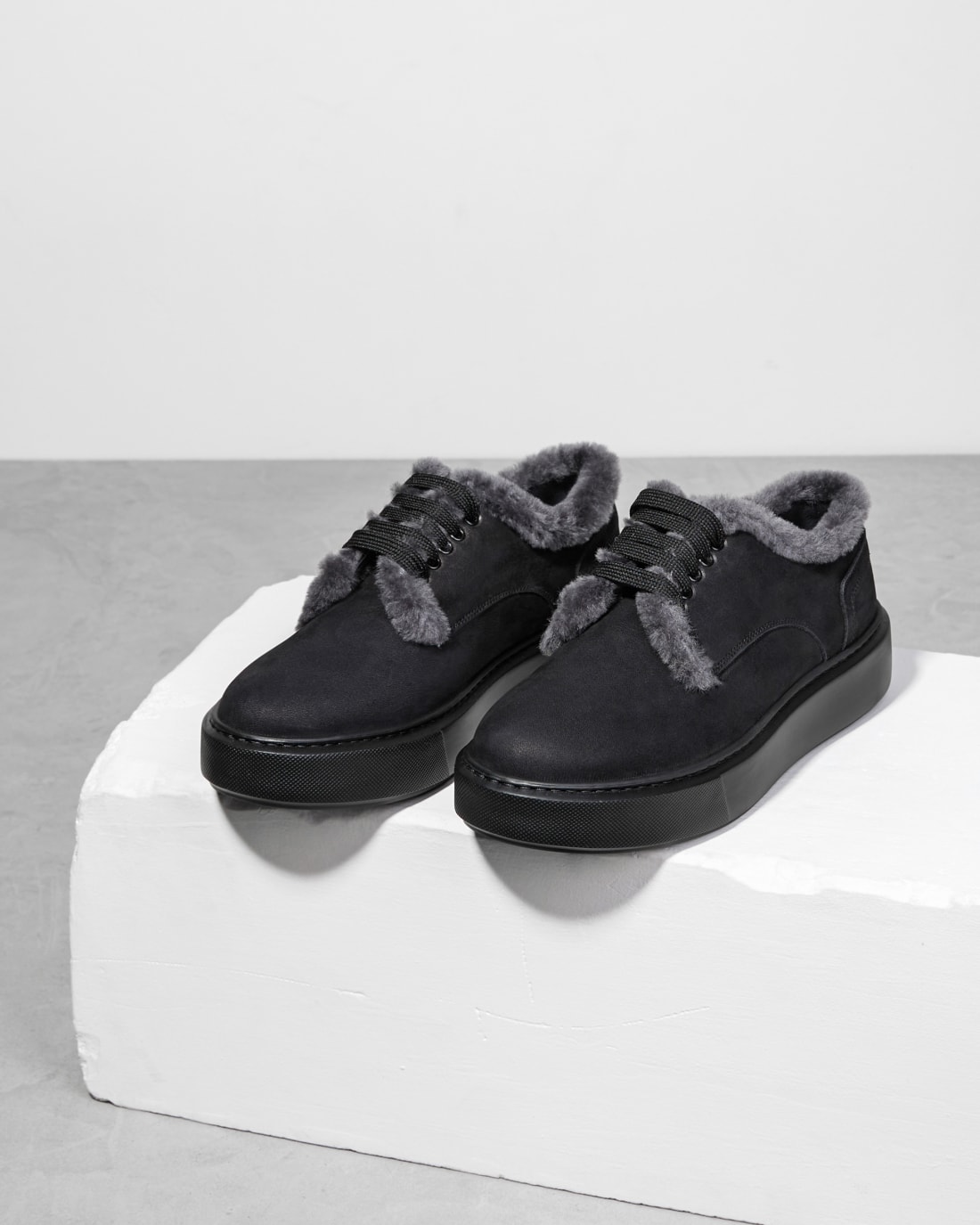 Темно-серые ботинки из натуральной кожи