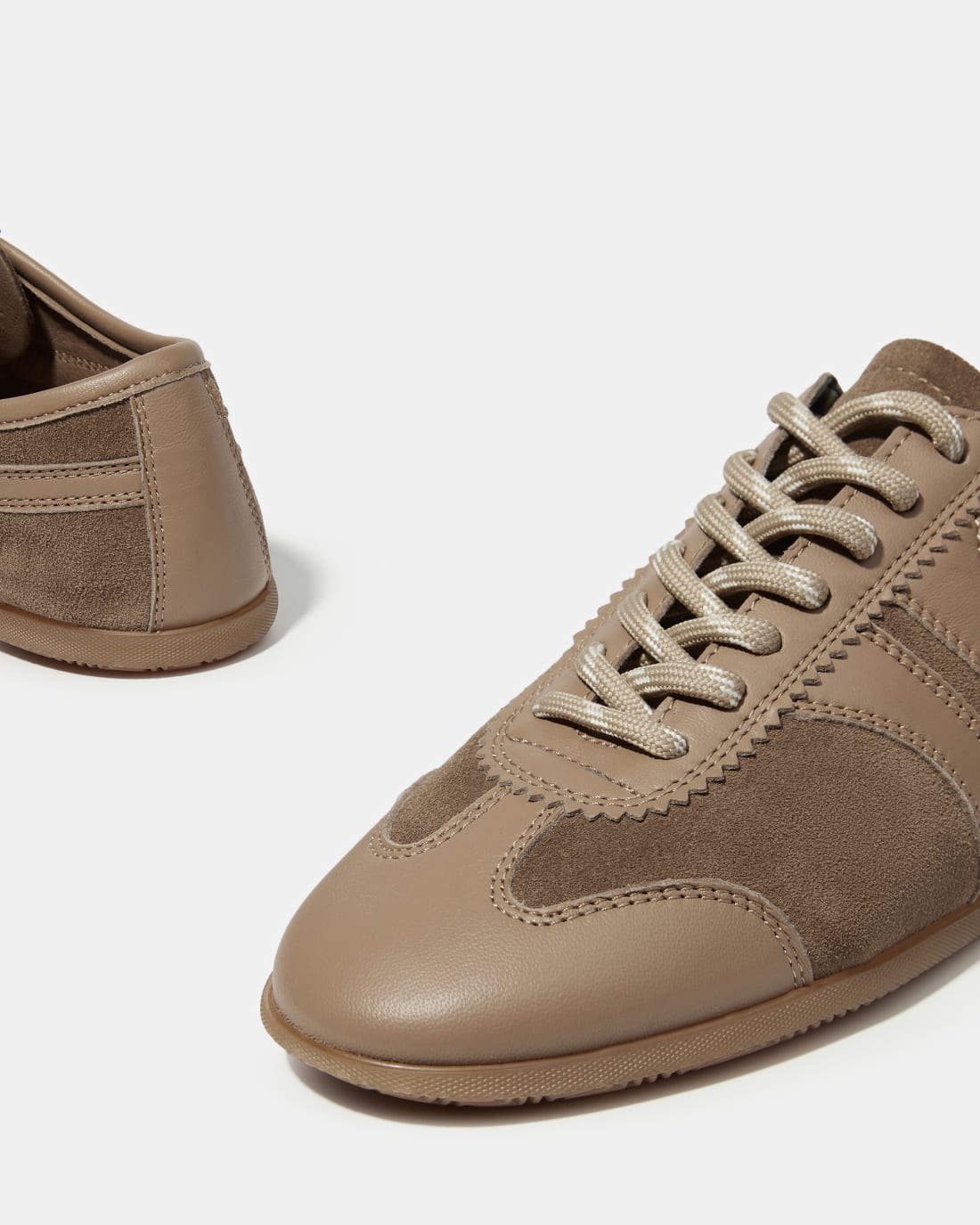 Бежевые кеды из натуральной кожи и замши