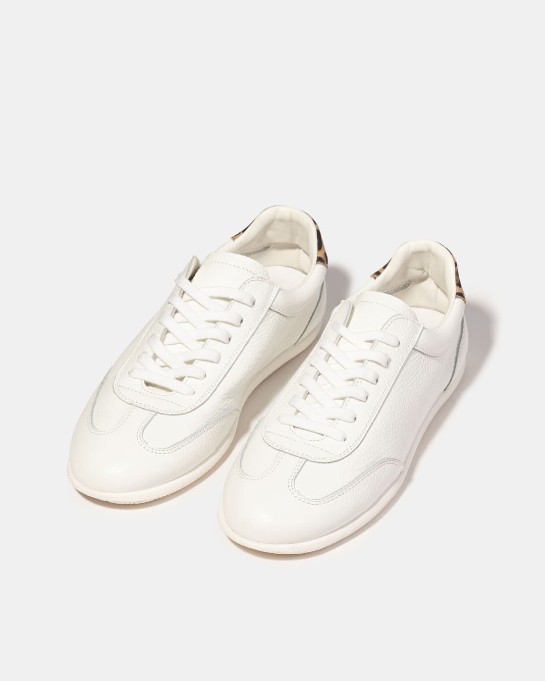 Белые кеды с леопардовой вставкой