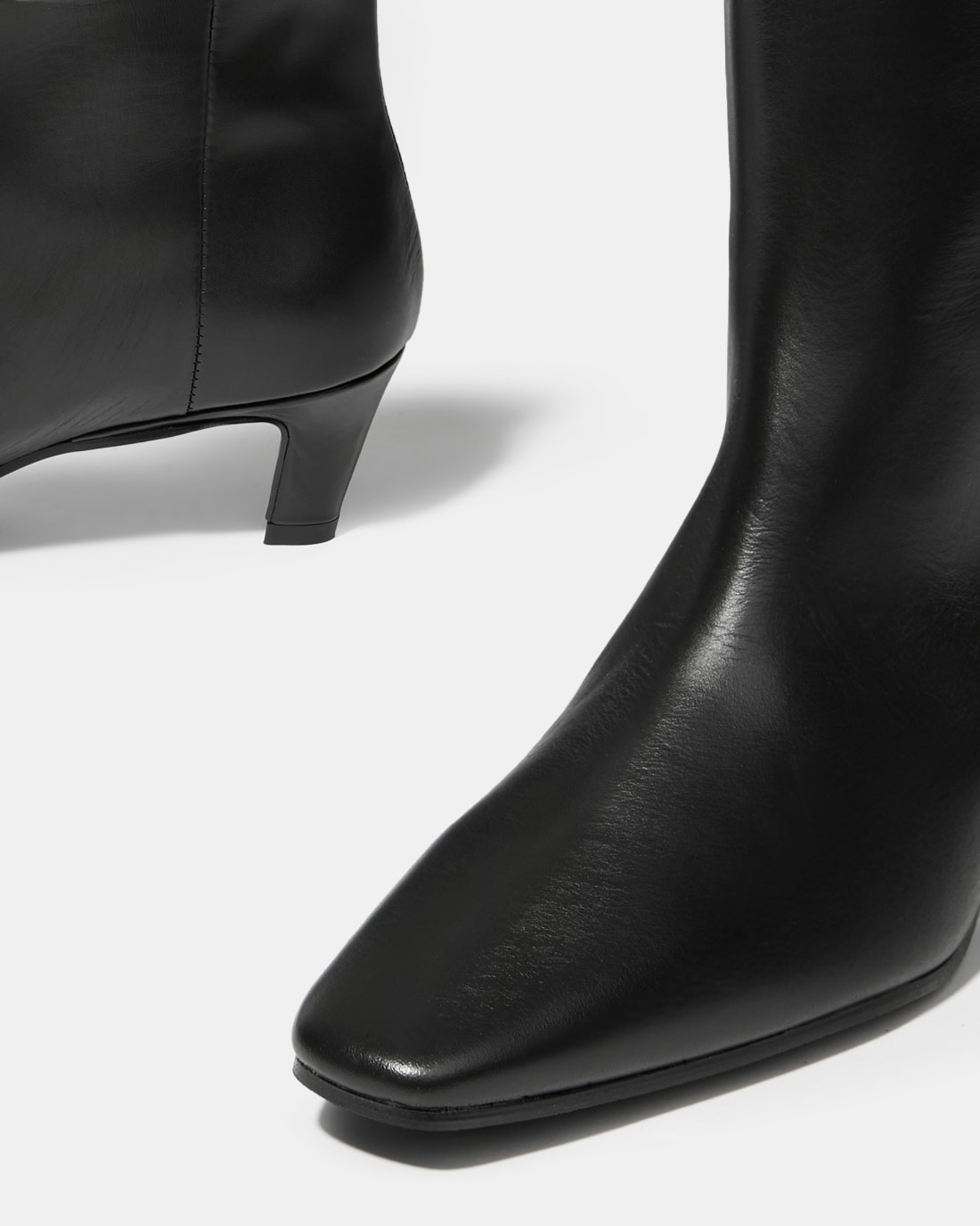 Черные кожаные сапоги