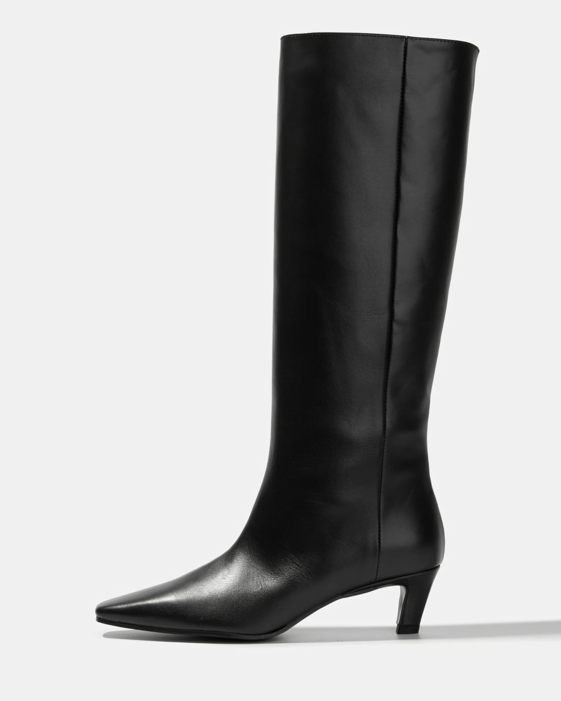 Черные кожаные сапоги