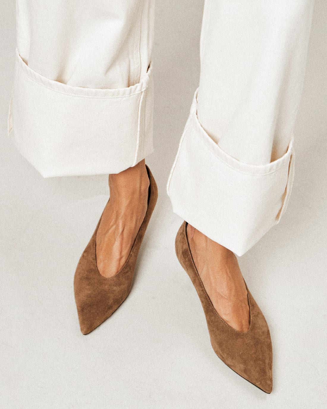 Серо-бежевые замшевые туфли на каблуке - Image 5 of 5