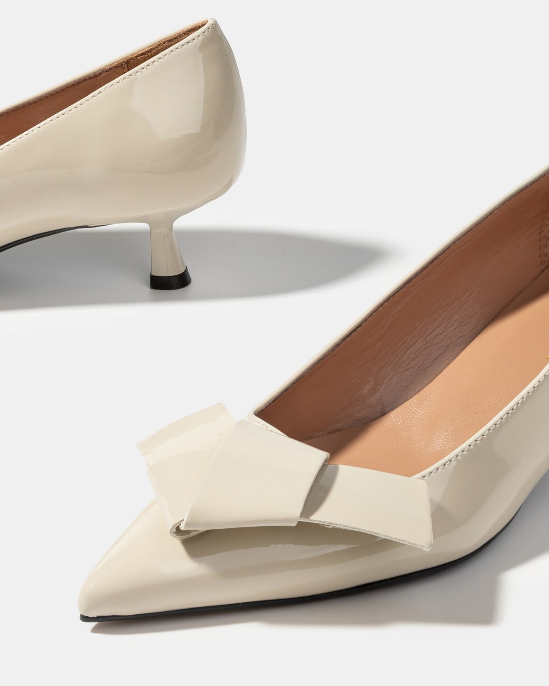Кремово-бежевые лакированные туфли с бантом - Image 4 of 5