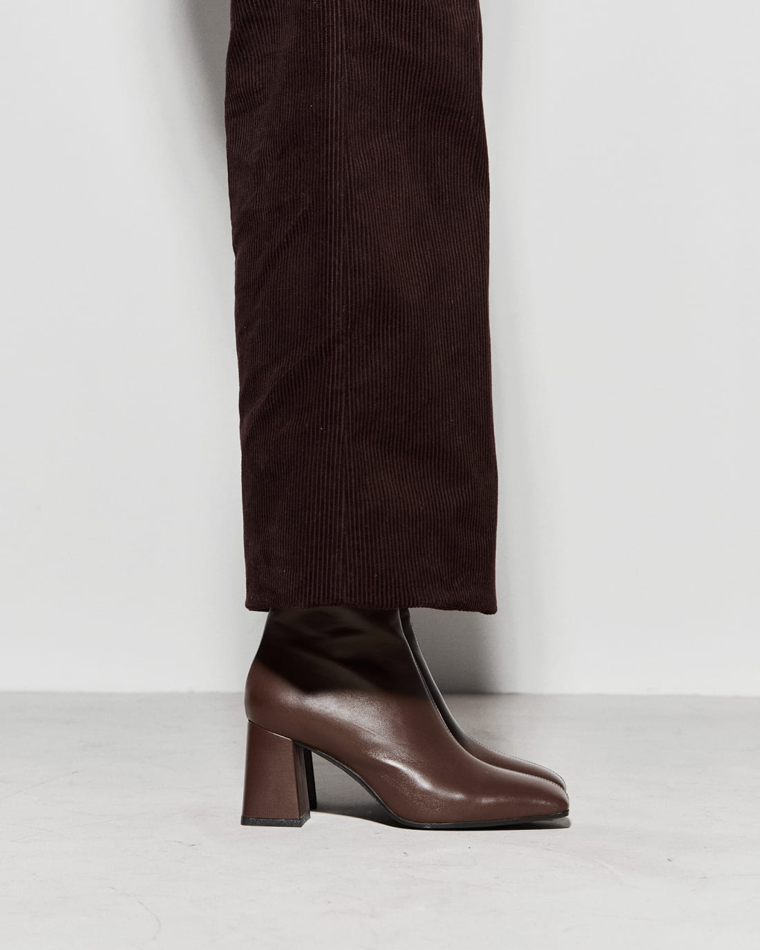 Коричневые кожаные ботинки с квадратным мысом