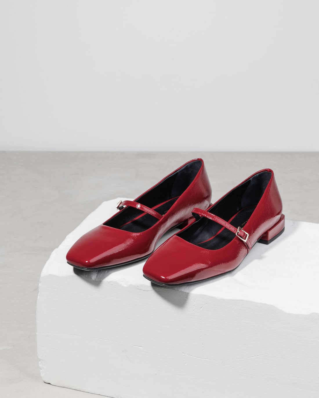 Бордовые лаковые туфли с ремешком - Image 2 of 6