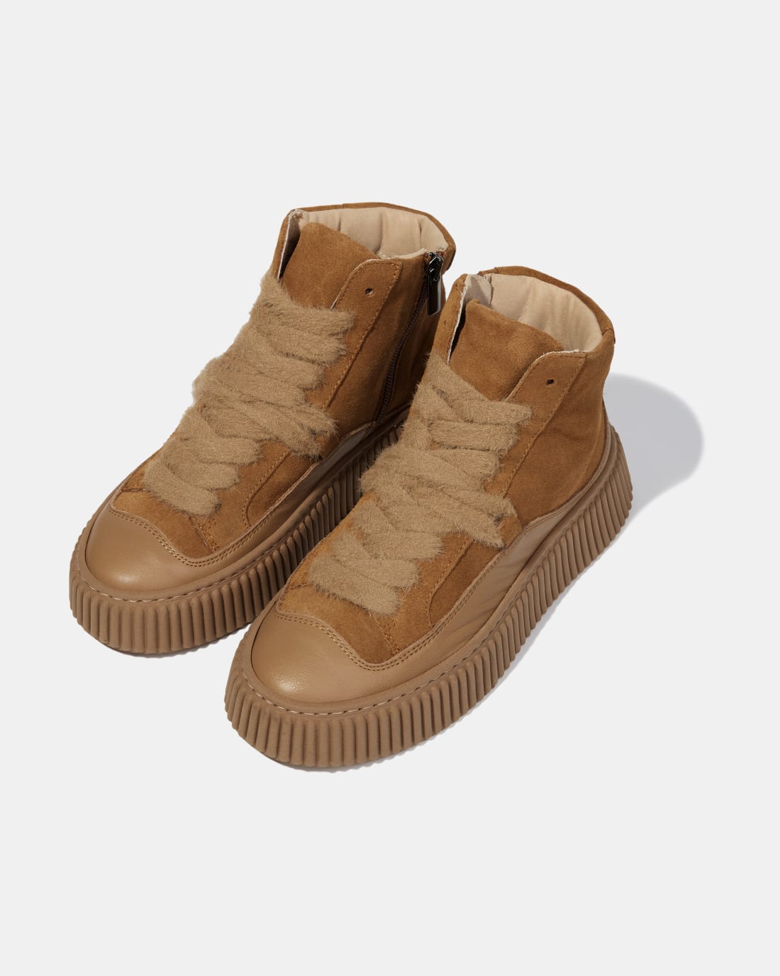 Коричневые замшевые ботинки