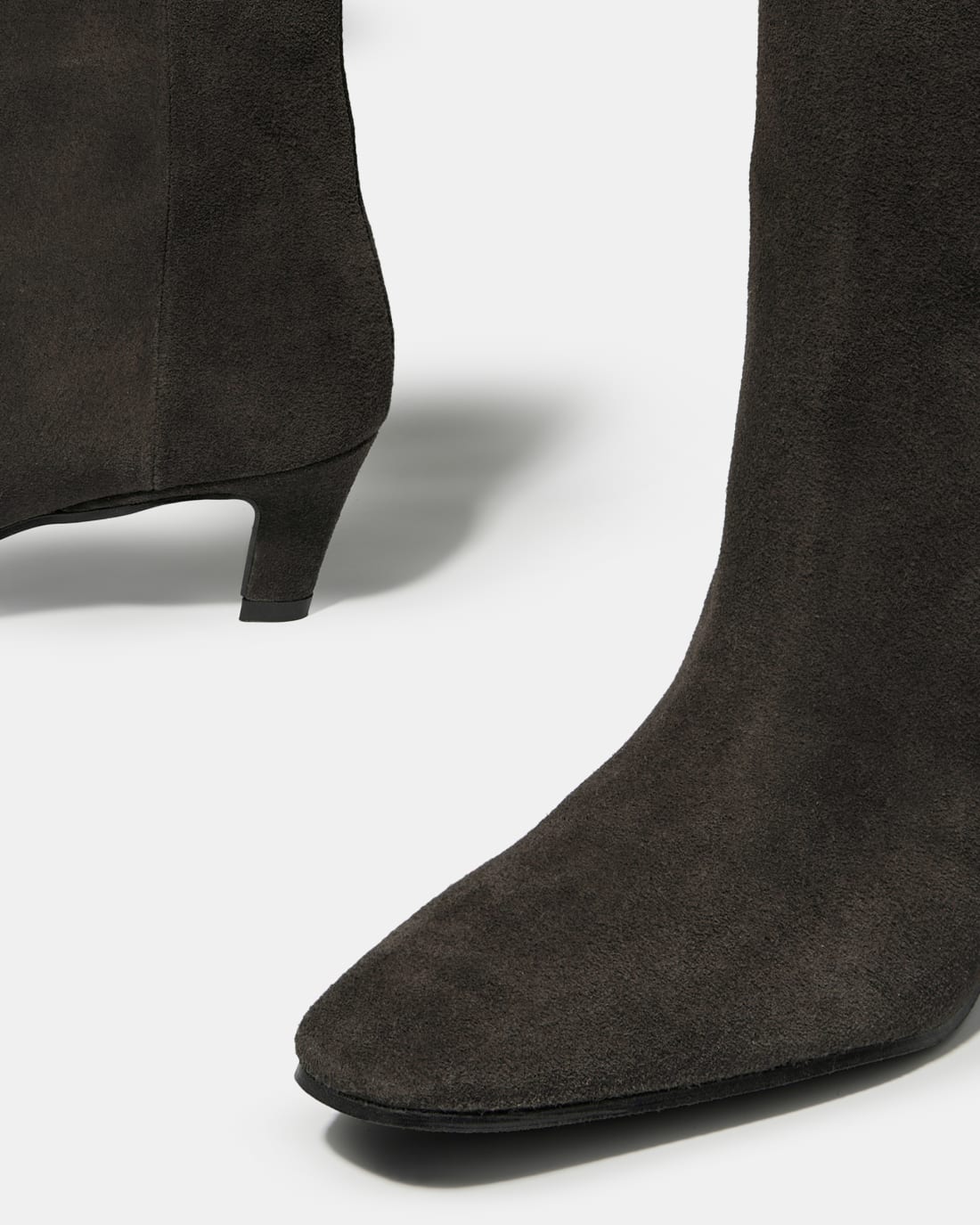 Темно-коричневые сапоги из замши