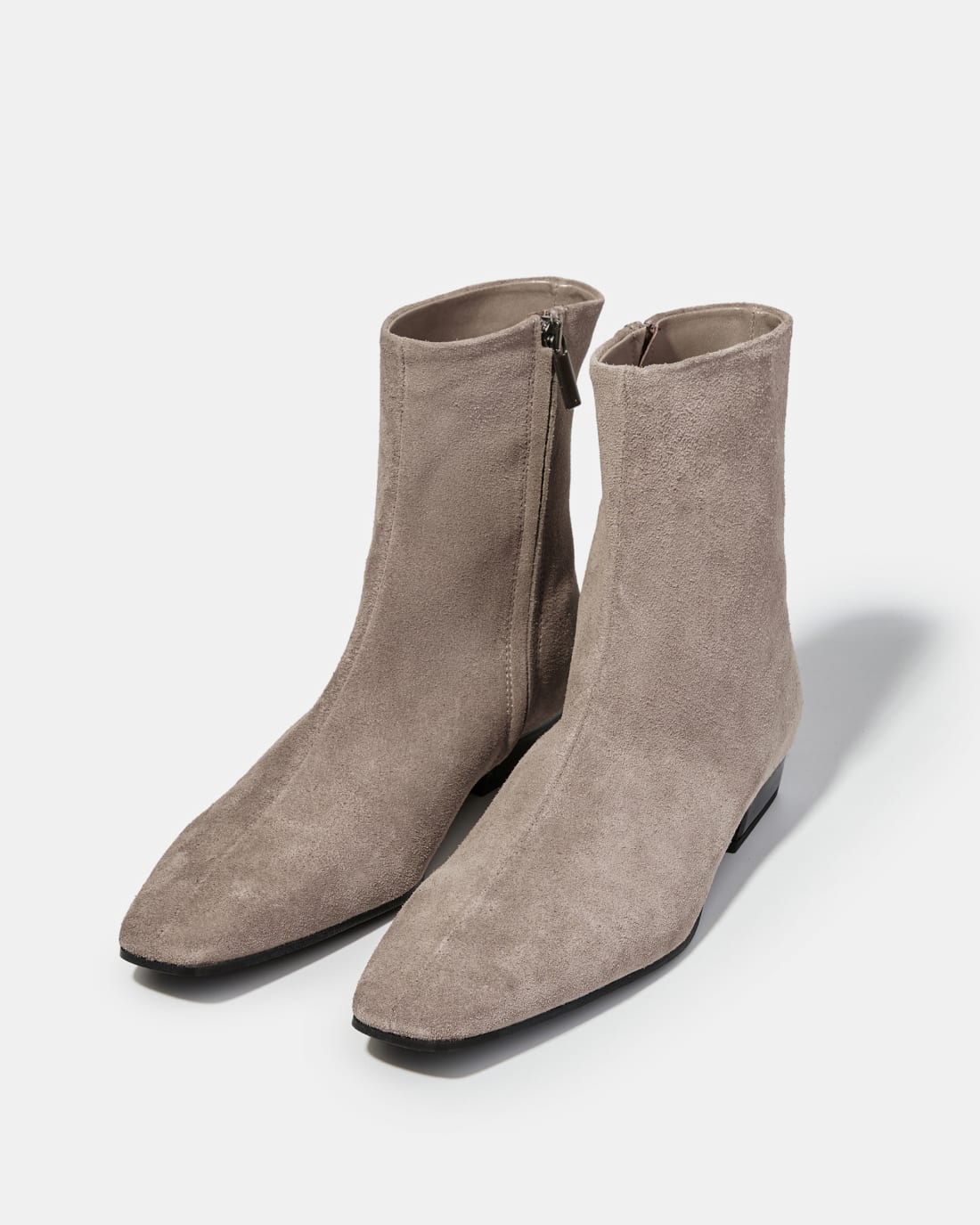 Бежевые ботинки из натуральной замши