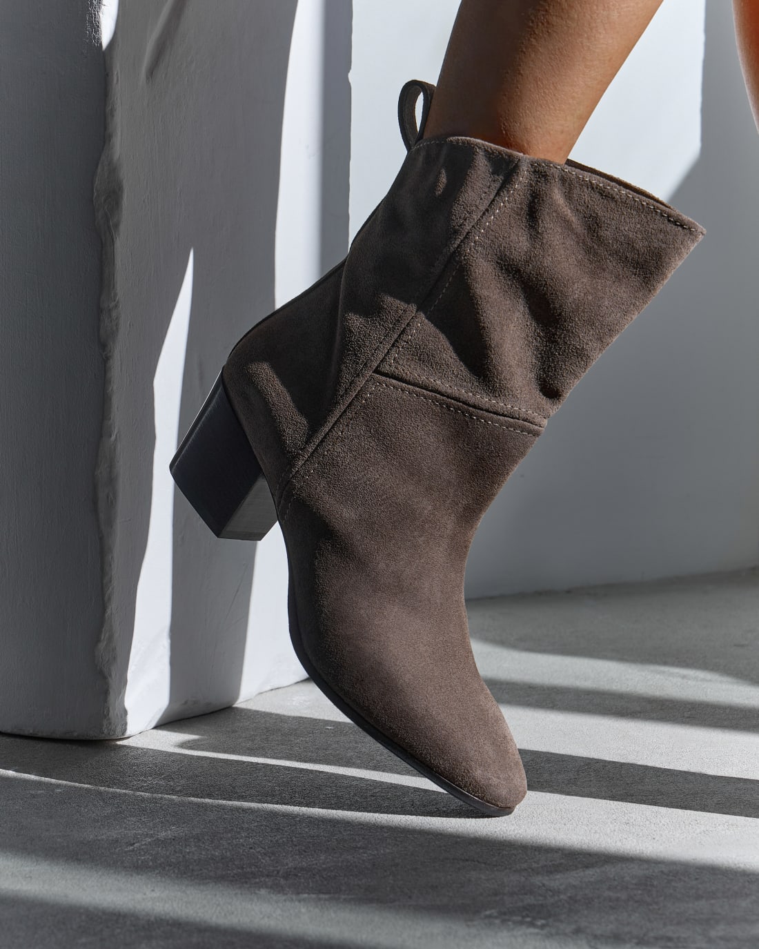 Серые замшевые полусапоги - Image 5 of 6