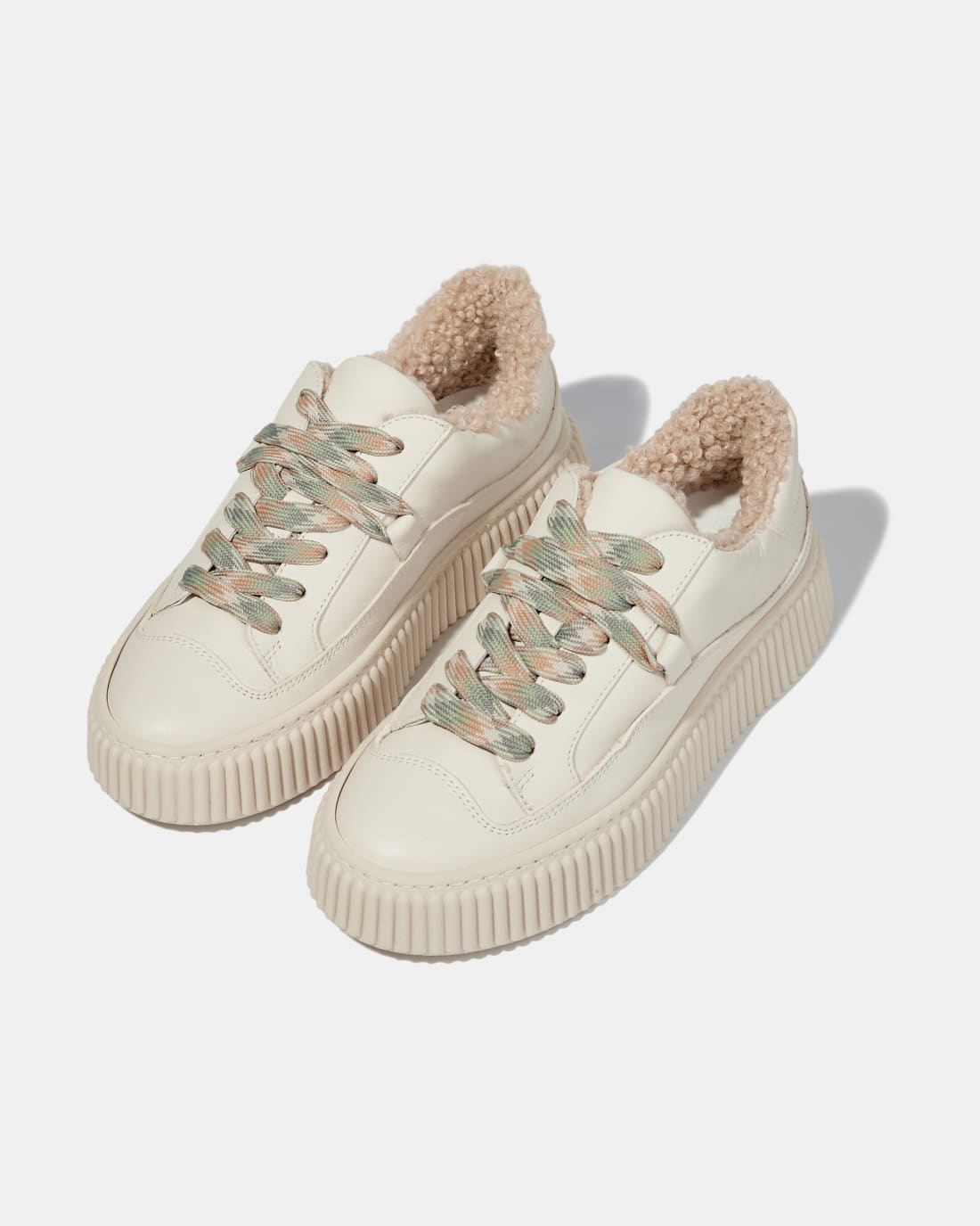 Светлые кожаные кроссовки