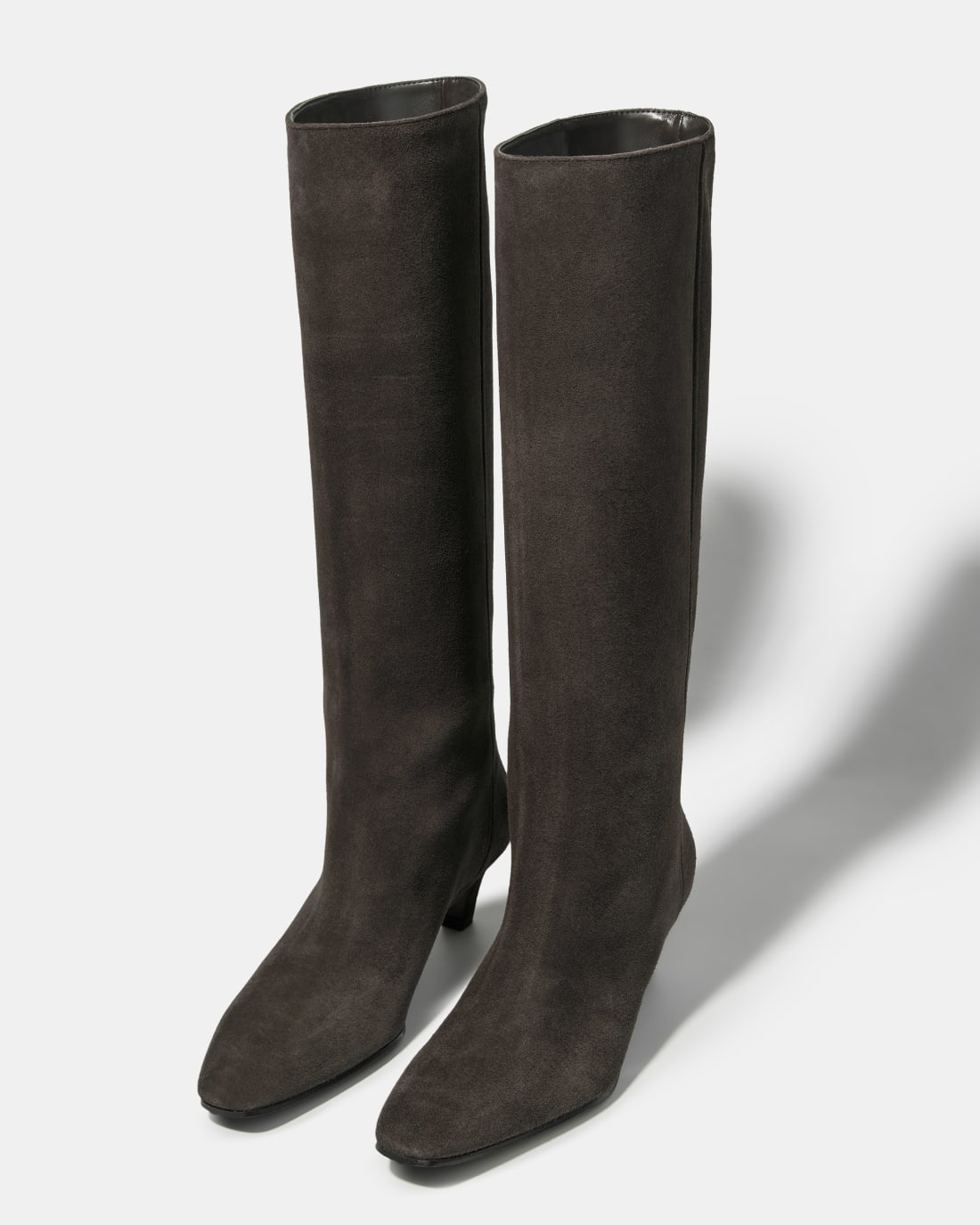 Темно-коричневые сапоги из замши