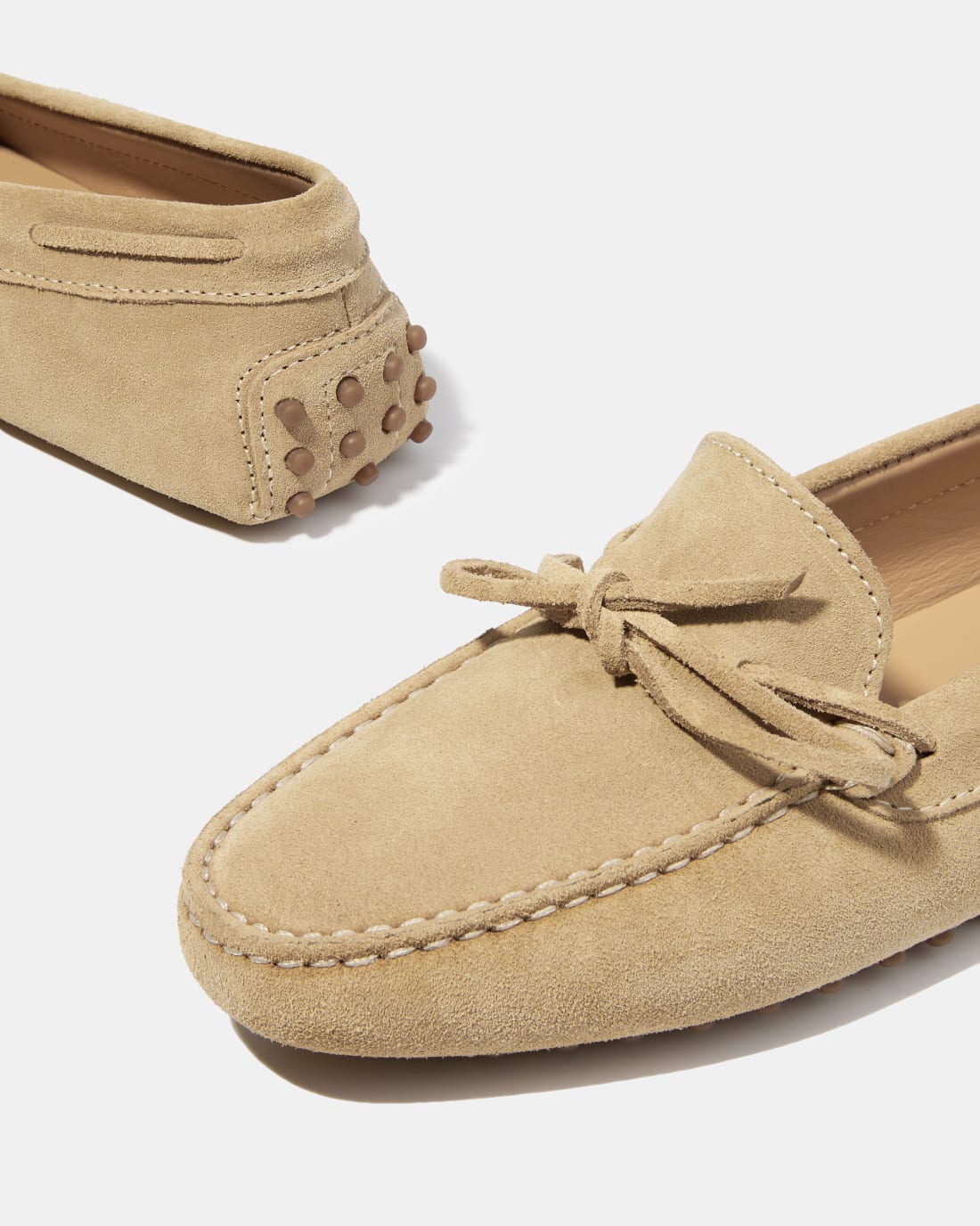 Бежевые замшевые мокасины