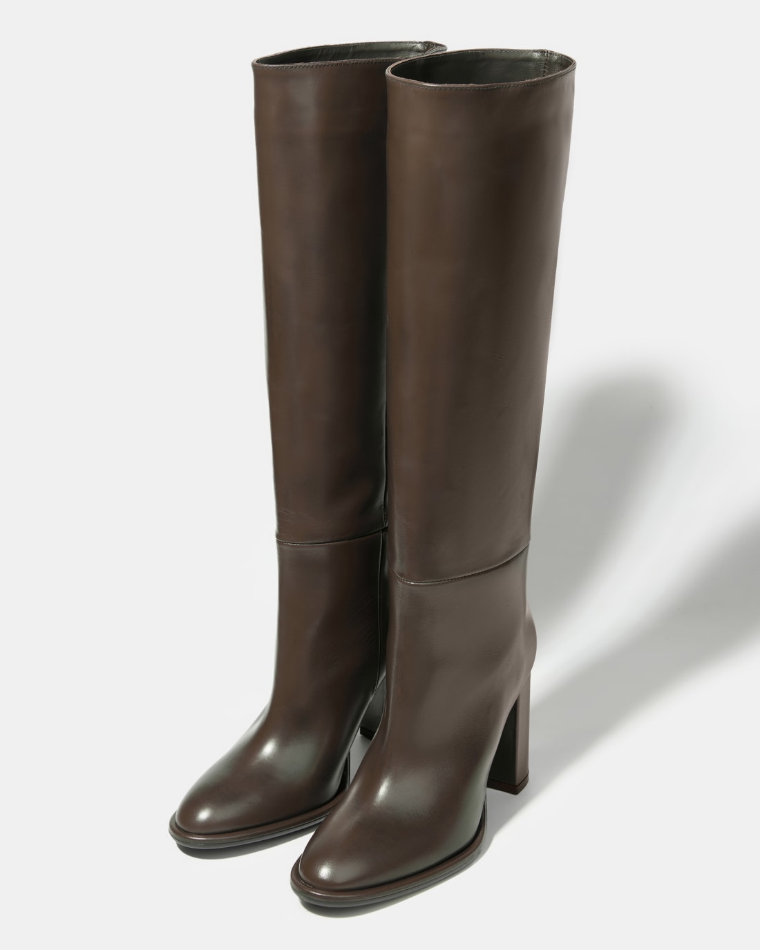 Темно-коричневые сапоги из натуральной кожи