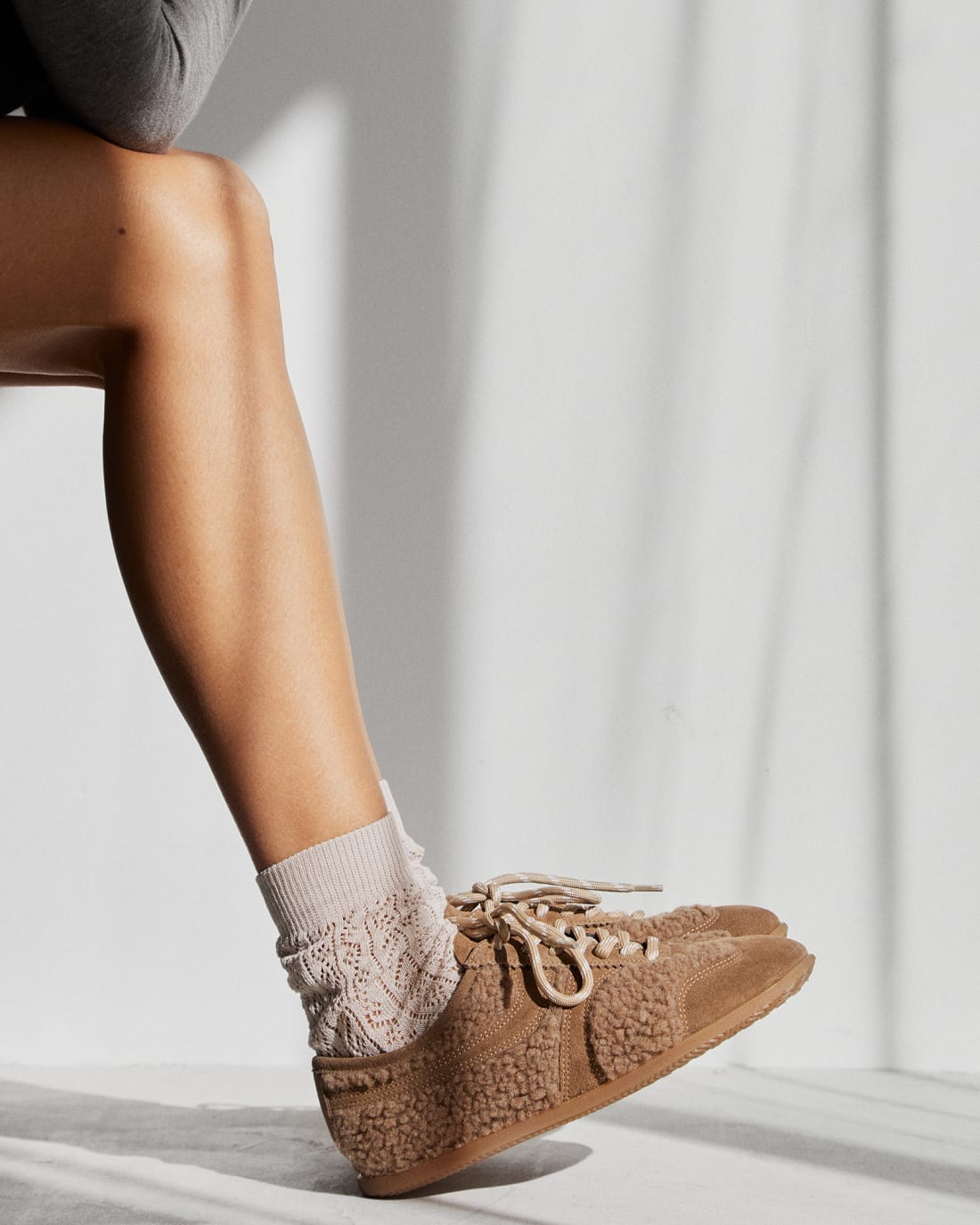 Бежевые замшевые кеды