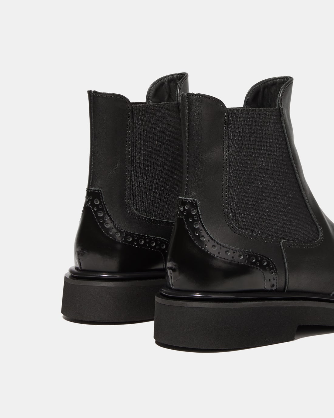 Черные кожаные ботинки челси