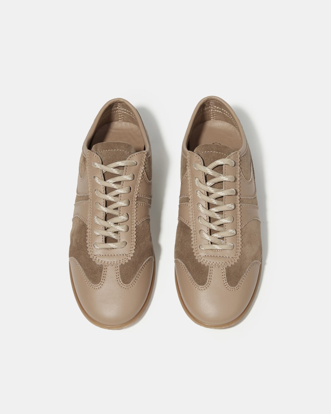 Бежевые кеды из натуральной кожи и замши