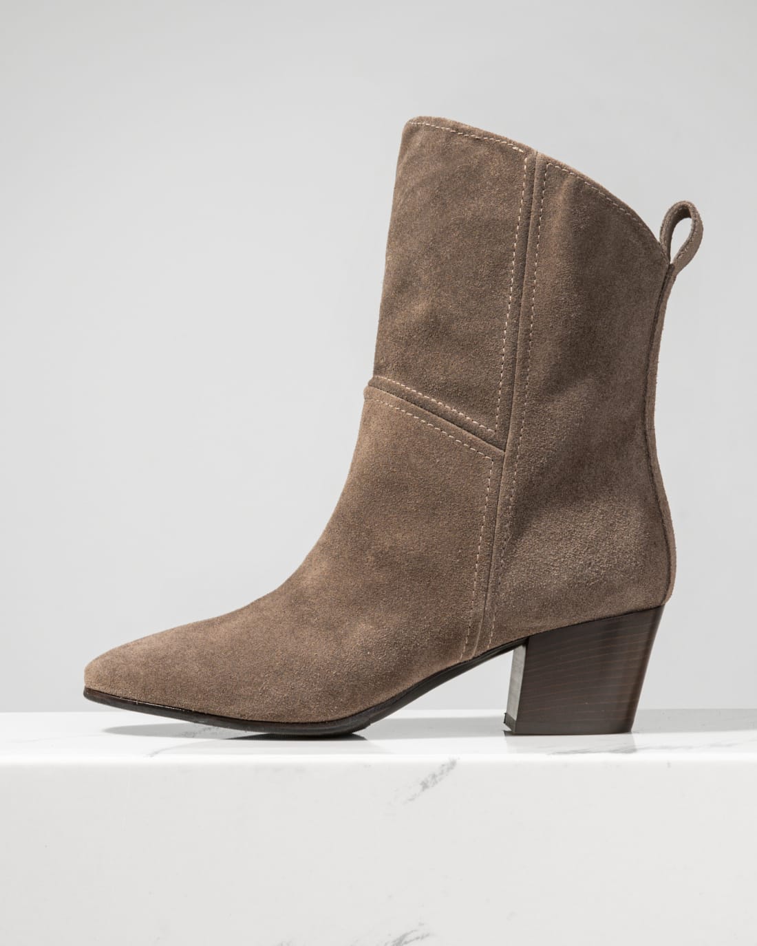 Серые замшевые полусапоги