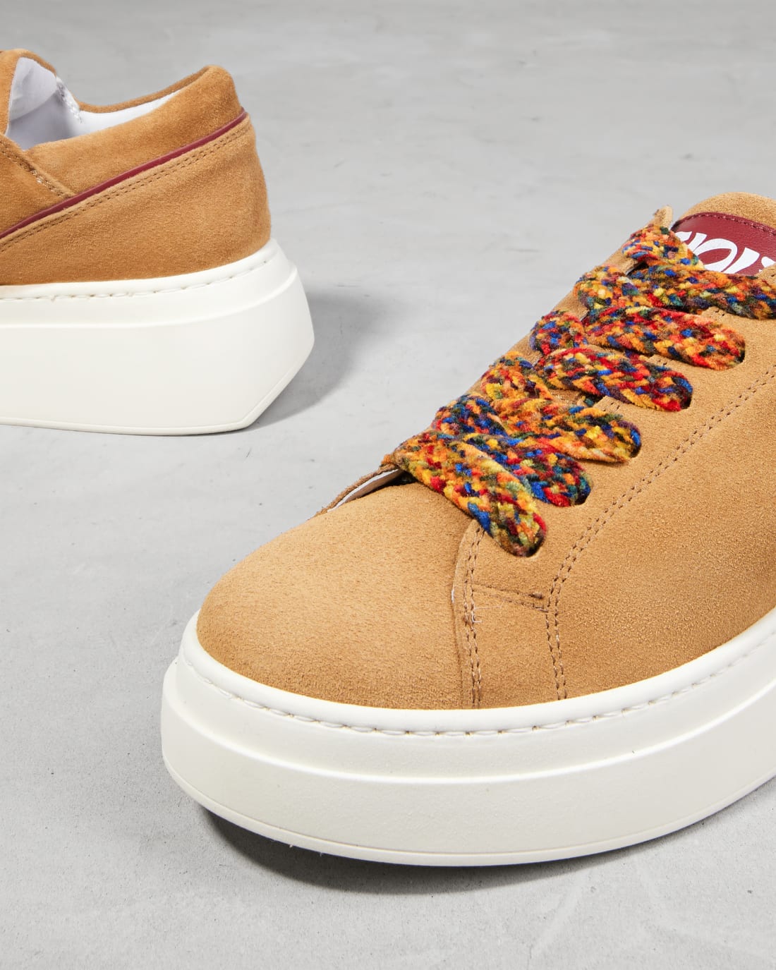 Коричневые замшевые кеды с яркими шнурками - Image 4 of 6